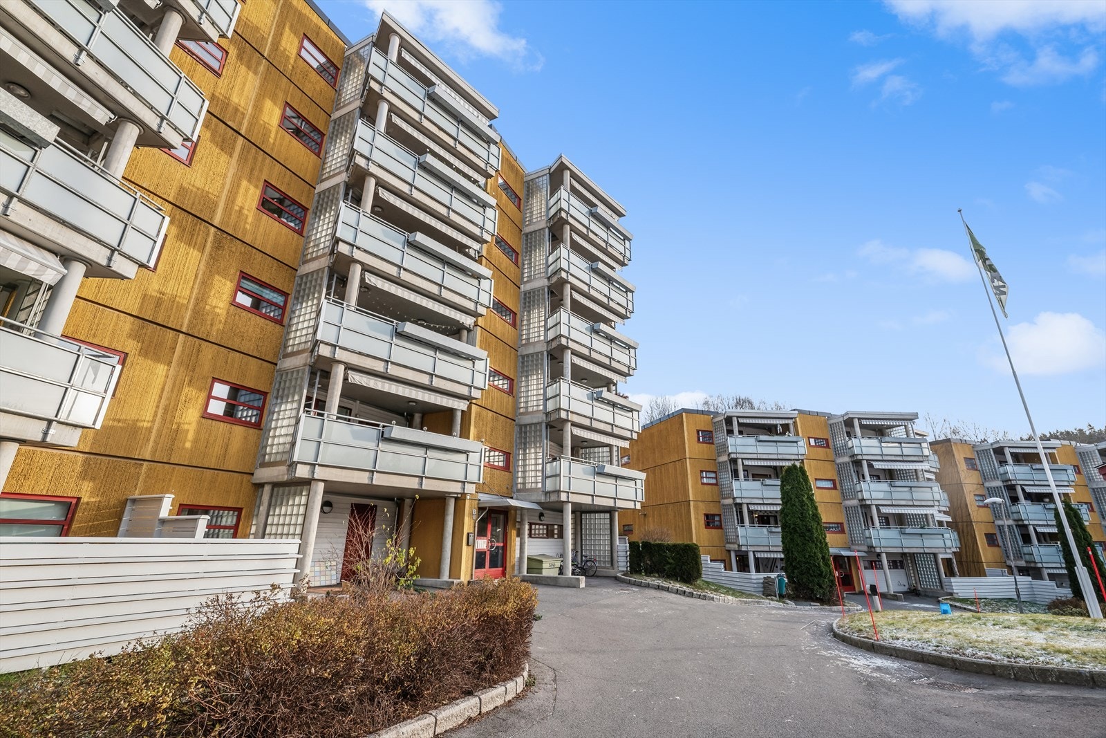 Boligen ligger i attraktive Pilen Borettslag, meget sentralt til på Lindeberg. Her er det kort gangavstand til både nærbutikker, buss og t-bane. Galleribilde