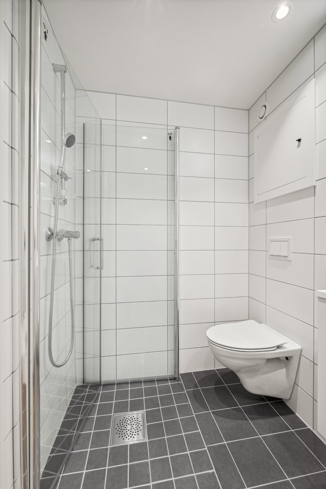 Her er det pene flislagte overflater, himling med integrerte downlights og varmekabler i gulvet. Galleribilde