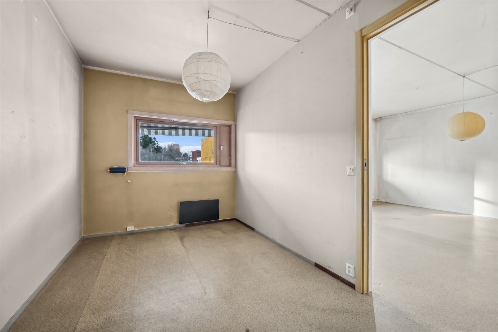 Romslig soverom med god plass til både seng og diverse garderobeløsninger. Galleribilde