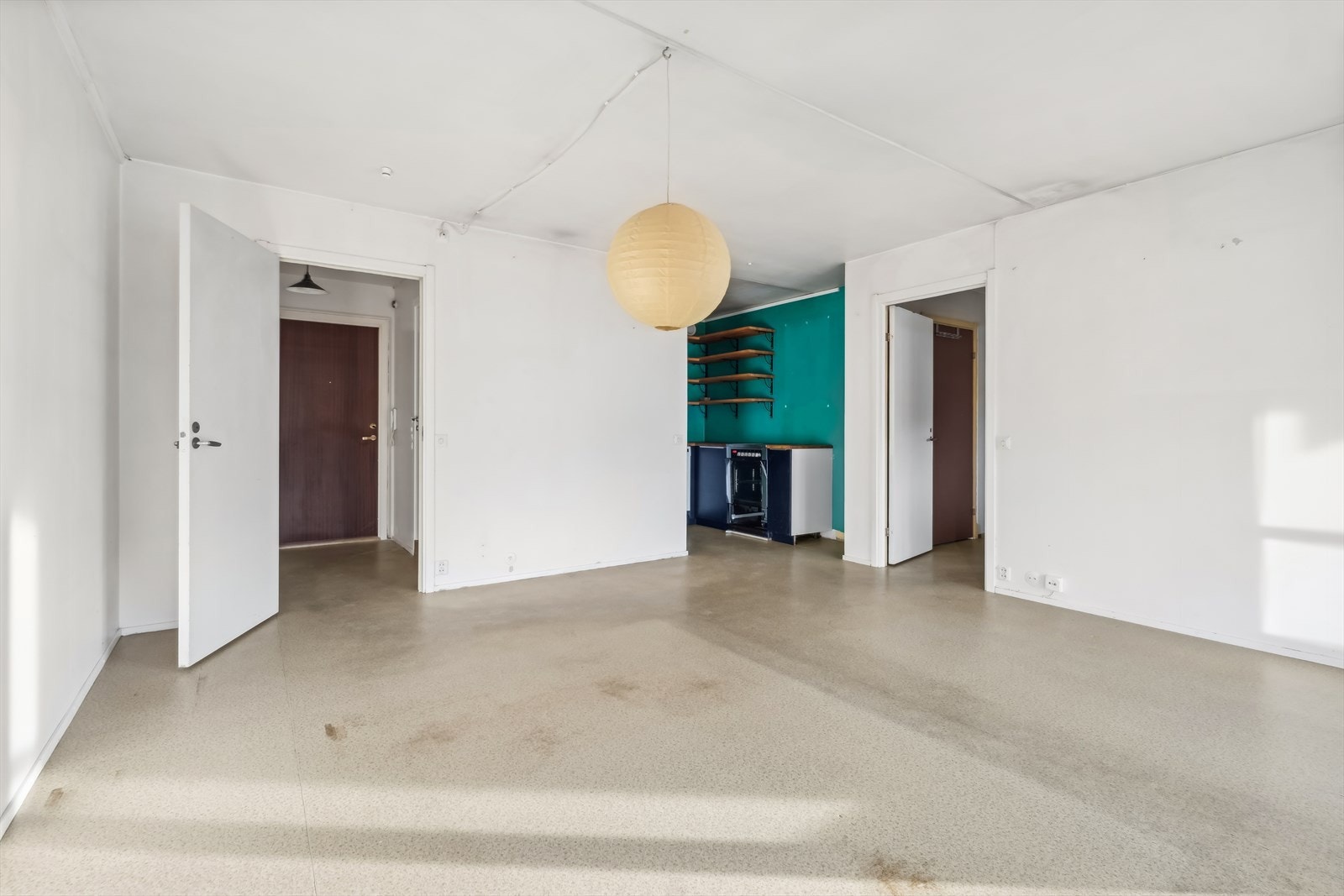 Stuen har en åpen og luftig planløsning som gjør det enkelt å innrede de ulike sonene etter eget ønske. Galleribilde