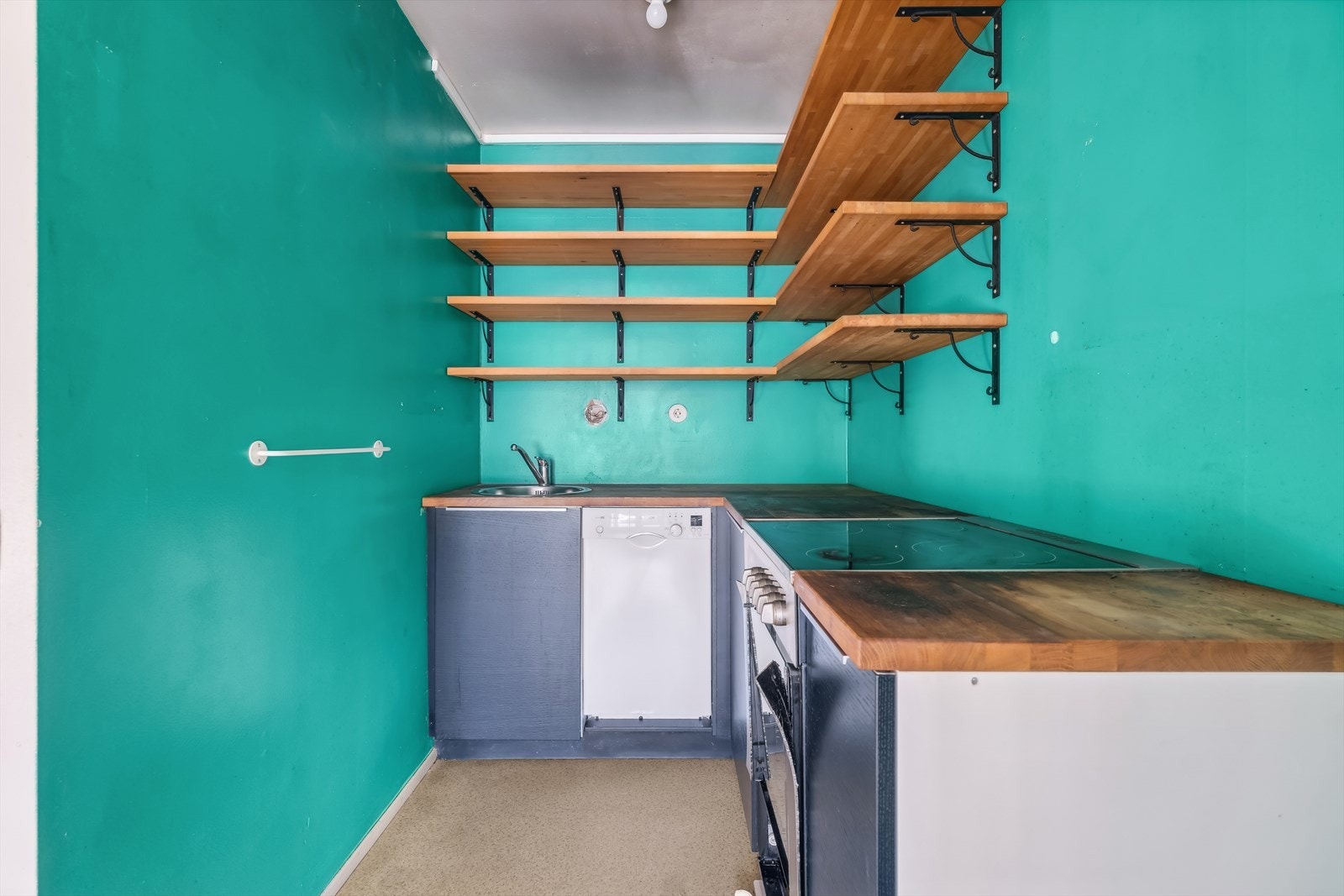 Kjøkkenet ligger innenfor stuen. Galleribilde