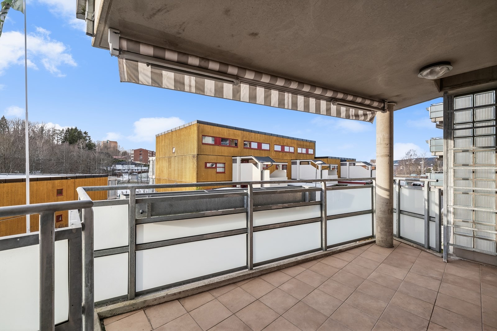 Balkongen er også overbygd, så her kan du sitte lunt og godt selv i dårlig vær. Galleribilde