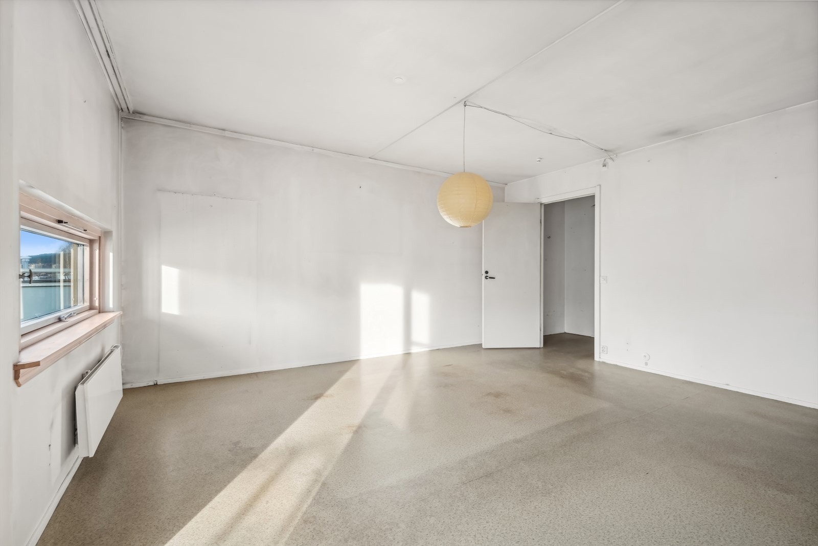 Rommet har malte overflater og eldre vinylbelegg på gulvet. Galleribilde