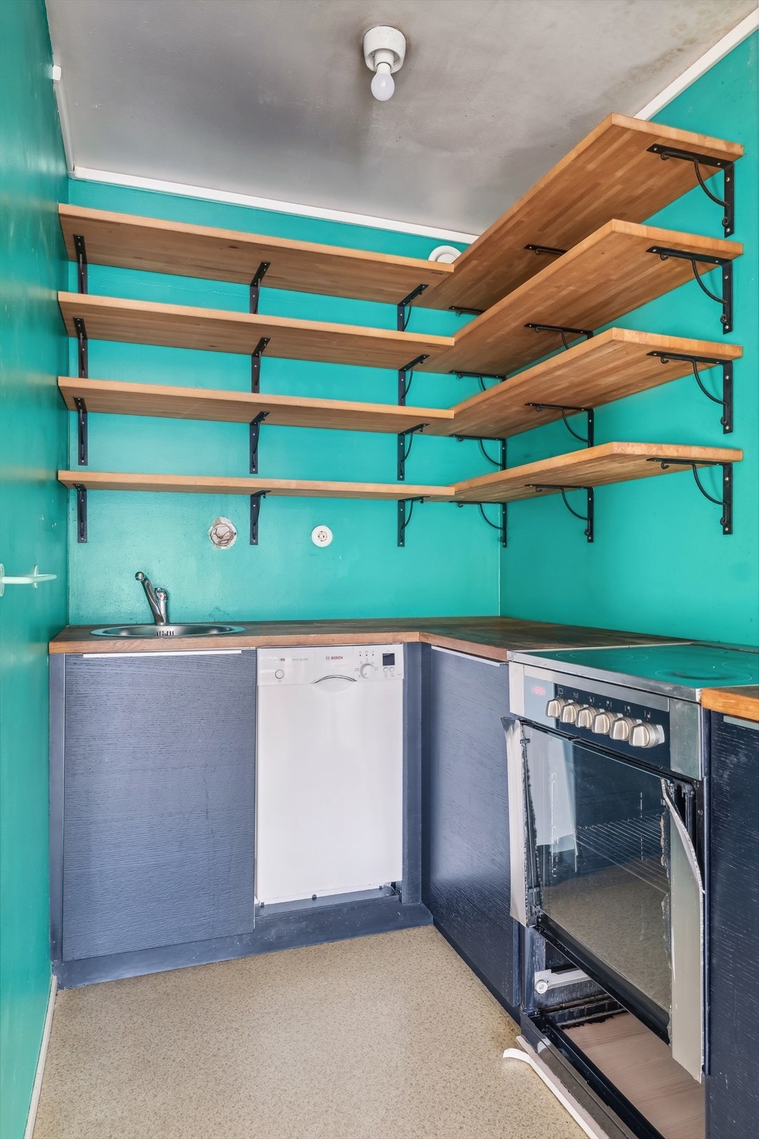 Innredning av eldre dato, modent for utskifting. Galleribilde