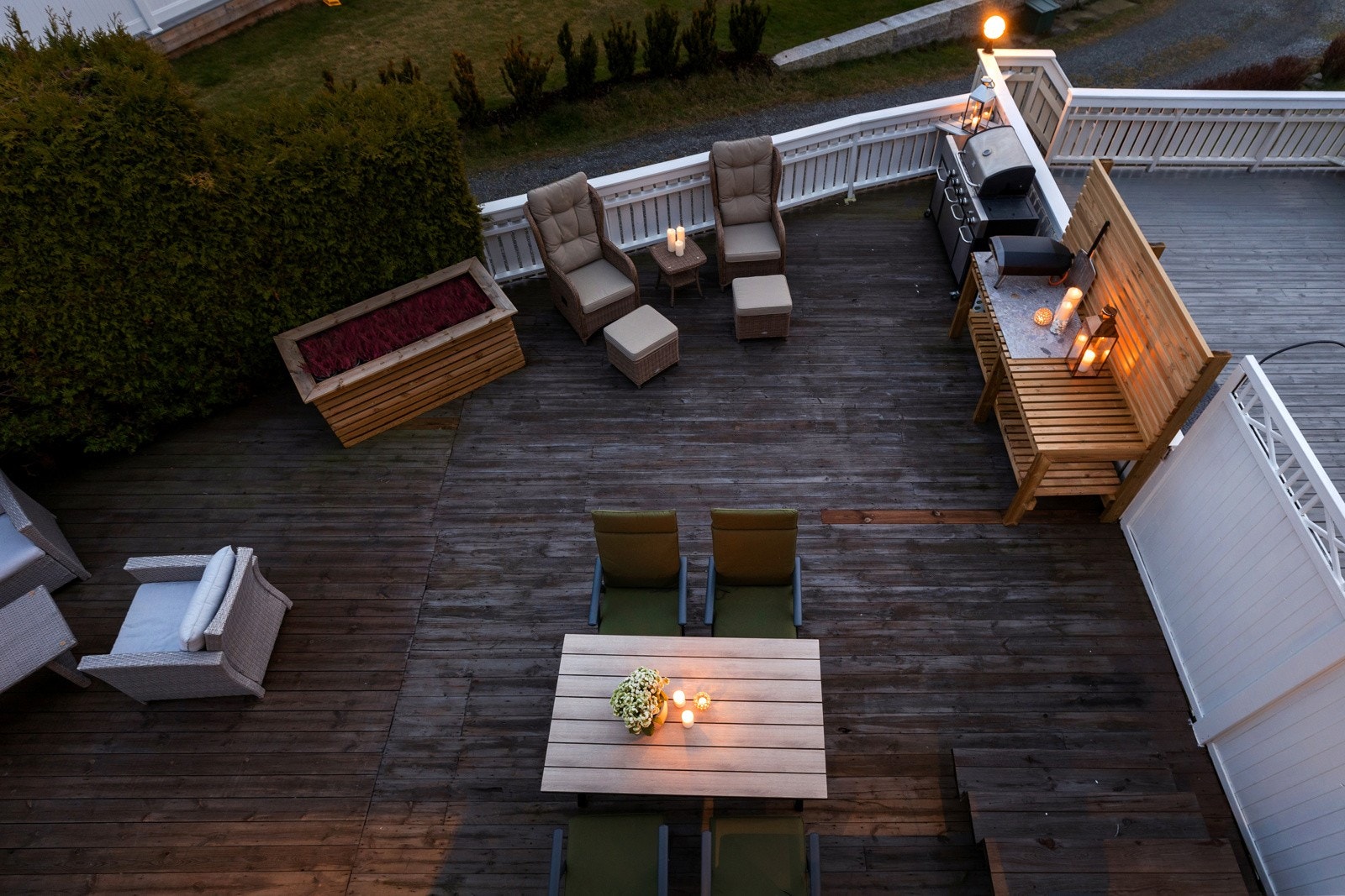 Terrassen er også utstyrt med et praktisk utekjøkken, hvor løse fliser fungerer som benkeplate - en sjarmerende detalj som gir ekstra muligheter for å tilberede og servere måltider utendørs. Galleribilde