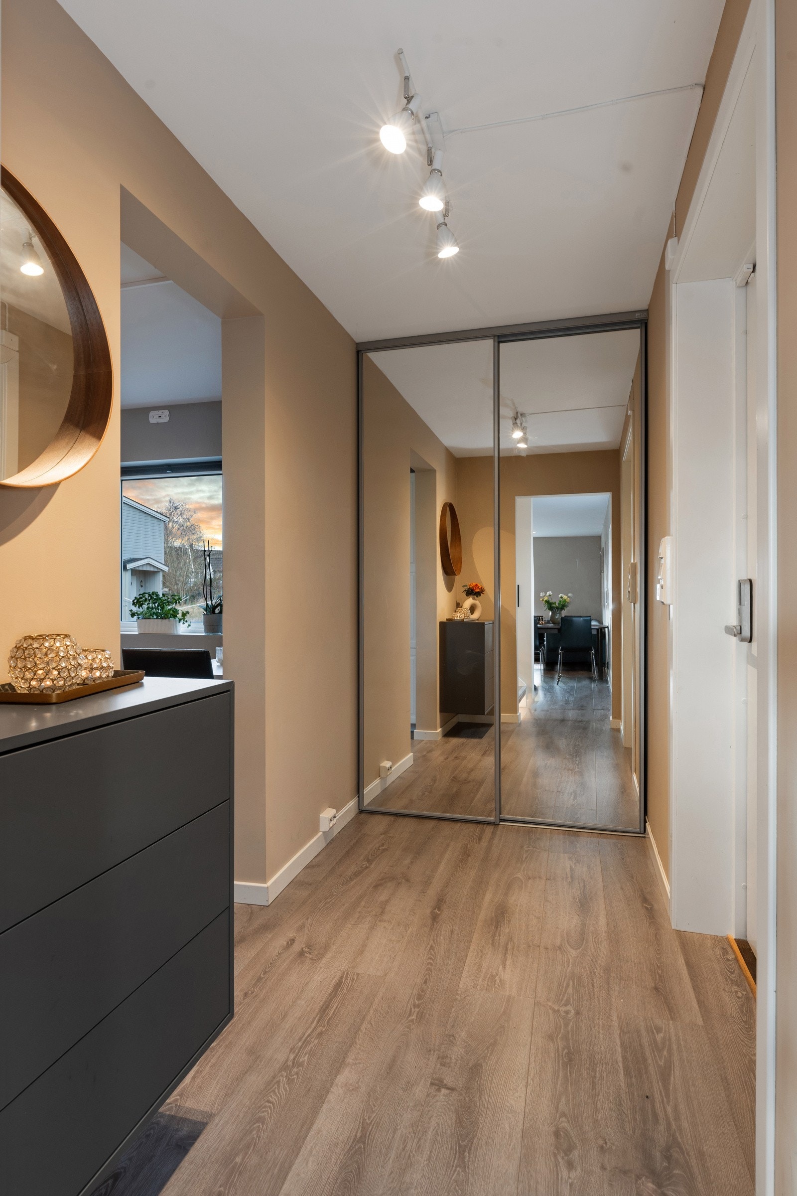 Et praktisk garderobeskap med nye speildører fra Elfa sørger for ekstra oppbevaringsplass, og reflekterer lyset, noe som gir rommet en følelse av romslighet. Galleribilde