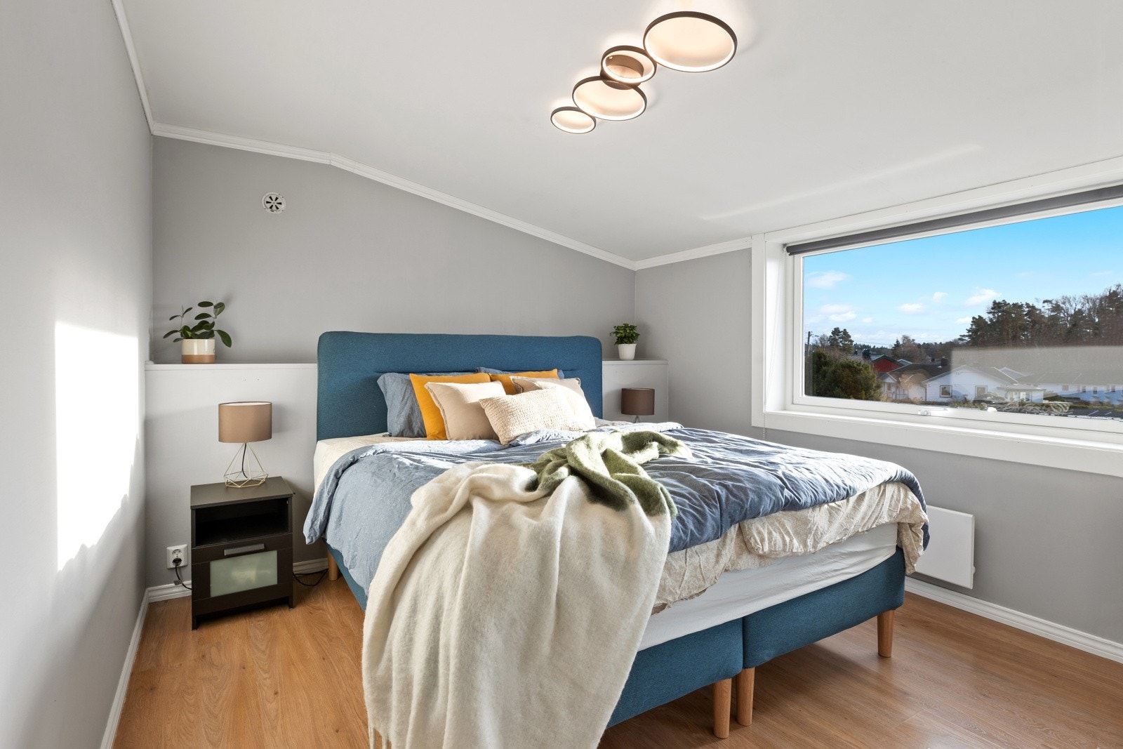 Videre opp til boligens 2. etasje finner du tre soverom, alle med god plass til både dobbeltseng og garderobeskap, Galleribilde