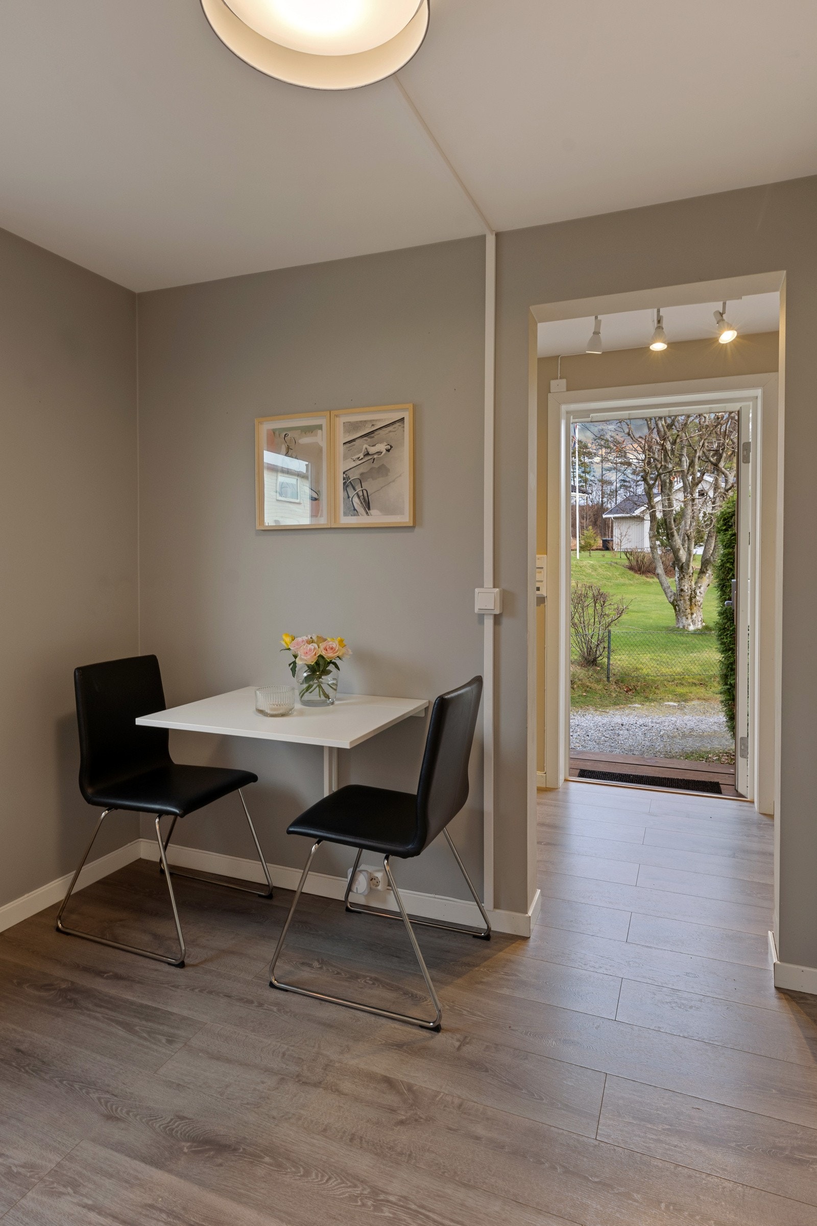 Det er plass til en spisekrok på kjøkkenet. Galleribilde