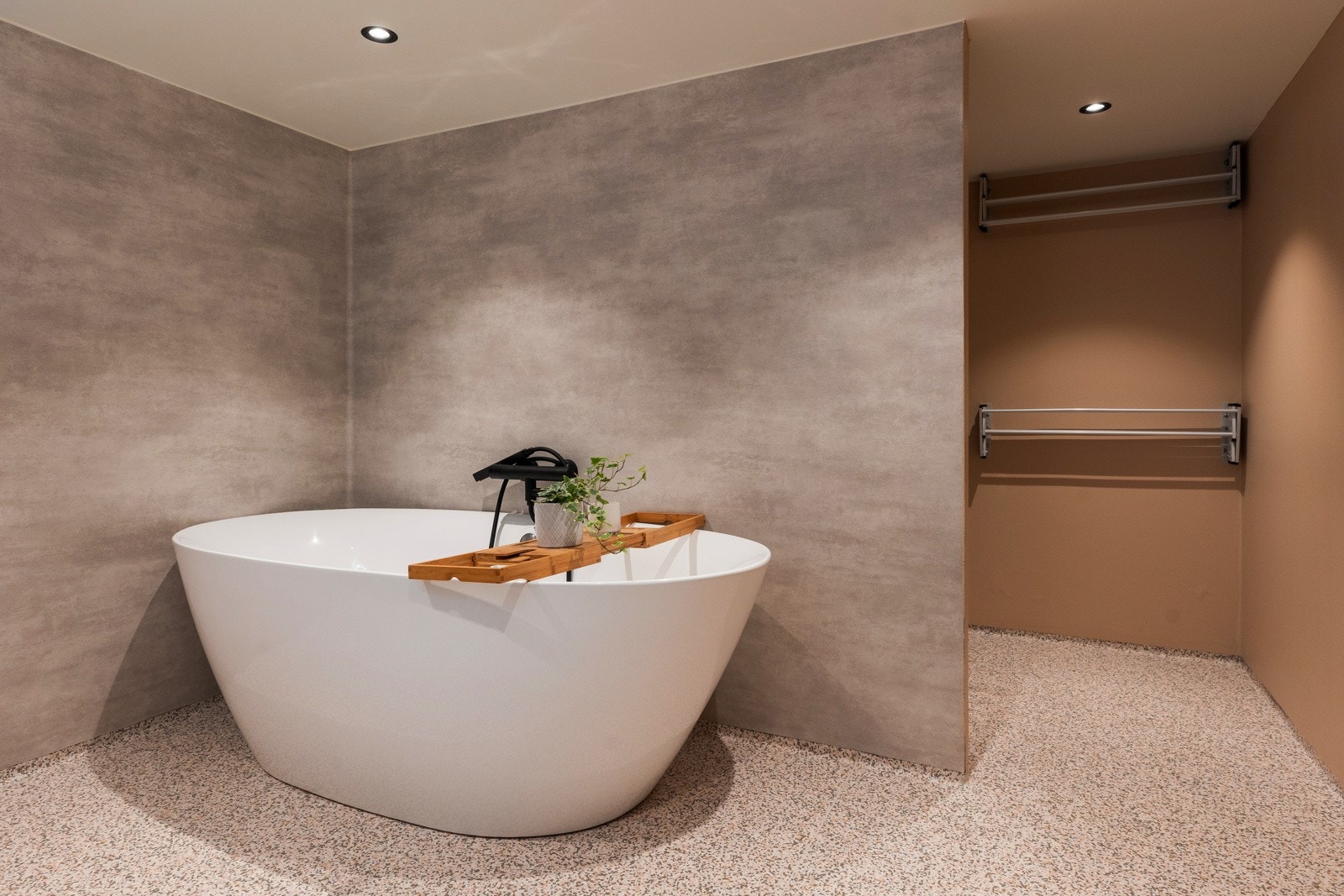 Badet er praktisk utstyrt med nedfelt servant, vegghengt toalett og badekar, mens vaskerommet har opplegg for vaskemaskin og en utslagsvask, mens badekaret gir mulighet for avslappende stunder. Galleribilde