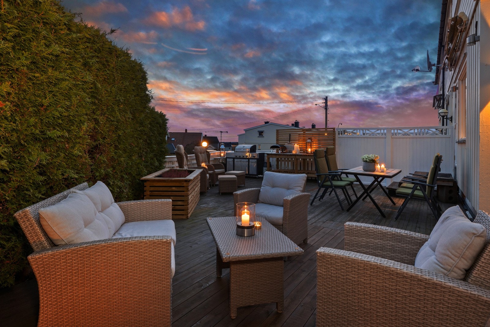 Her er det gode solforhold og god plass til å skape ditt drømme uterom med flere sittegrupper, paviljong, grill og frodig beplantning. Galleribilde