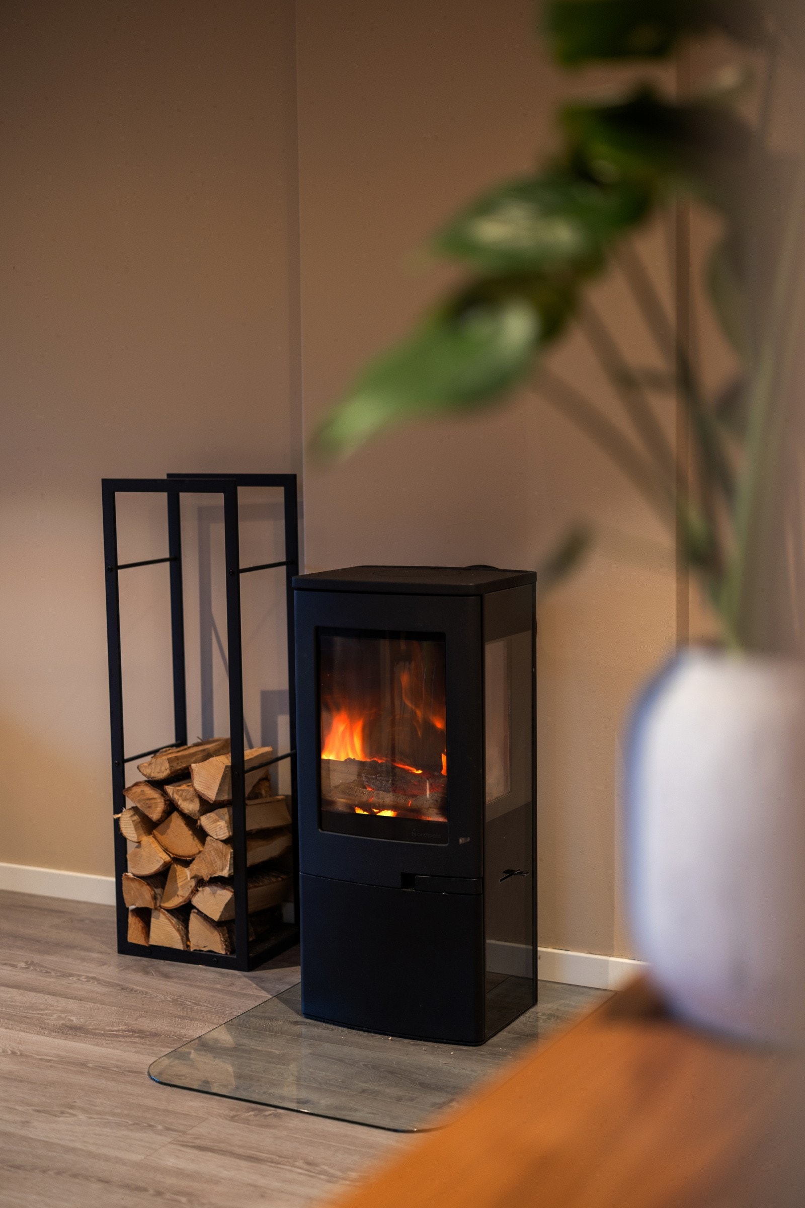 For de kalde dagene sørger den nye peisen fra 2023 for lun og behagelig varme. Galleribilde