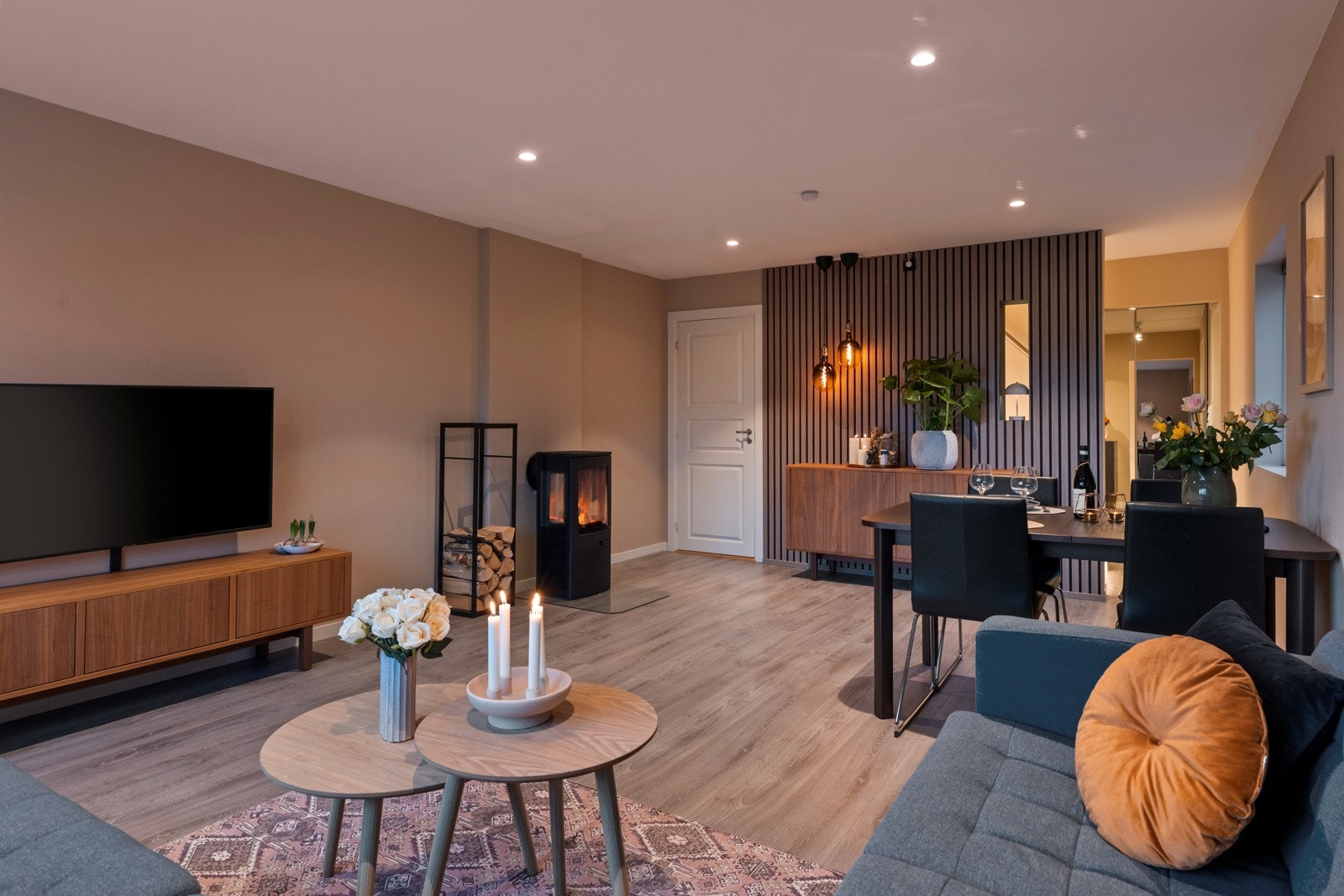 tuen er nymalt i 2023 og har en moderne utforming som gjør den enkel å møblere med plass til både spisegruppe og sofa-/TV-løsning. Galleribilde