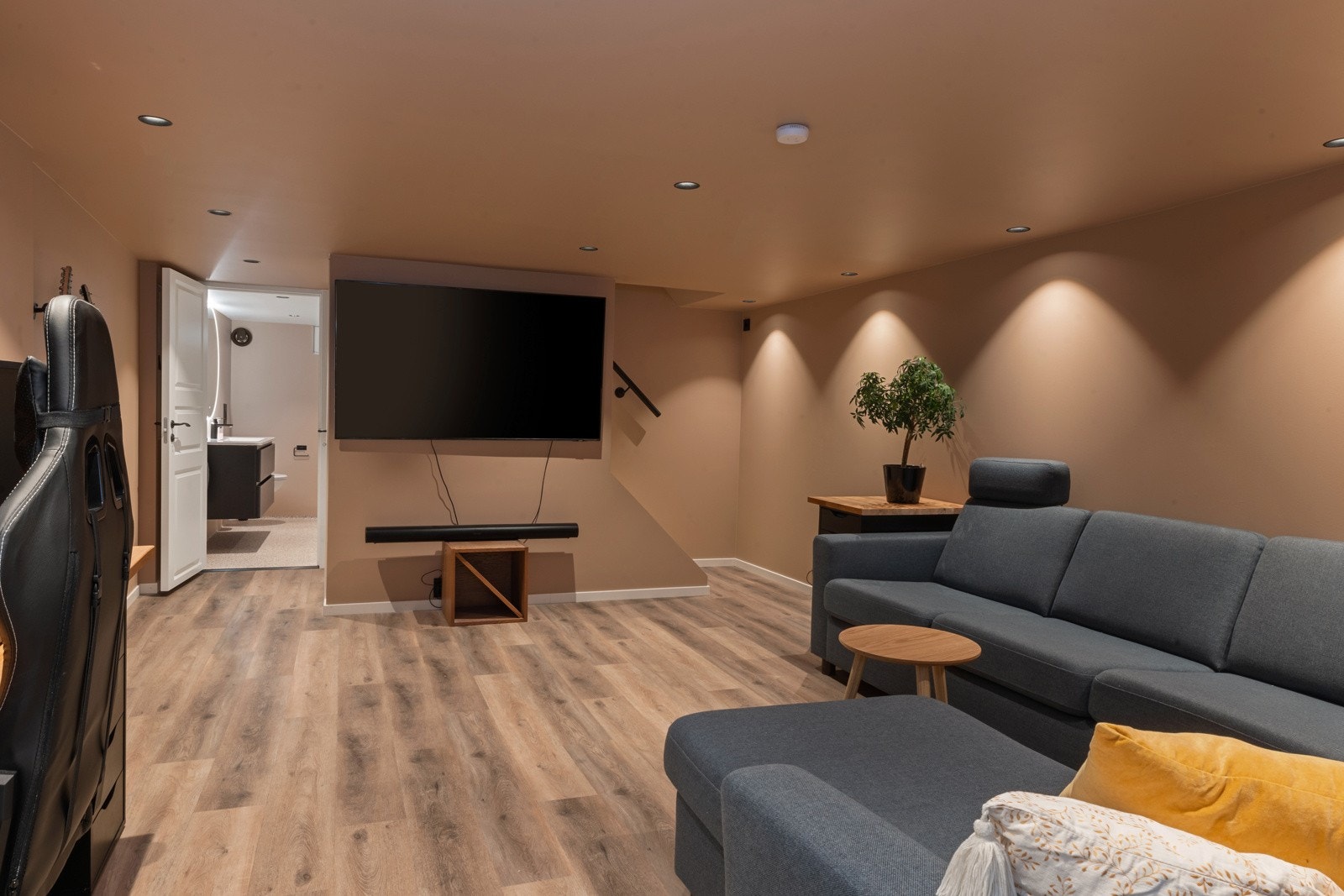 Her er det lagt varmekabler i gulvet, kombinert med slitesterk klikkvinyl som både er praktisk og gir et stilrent uttrykk. Galleribilde