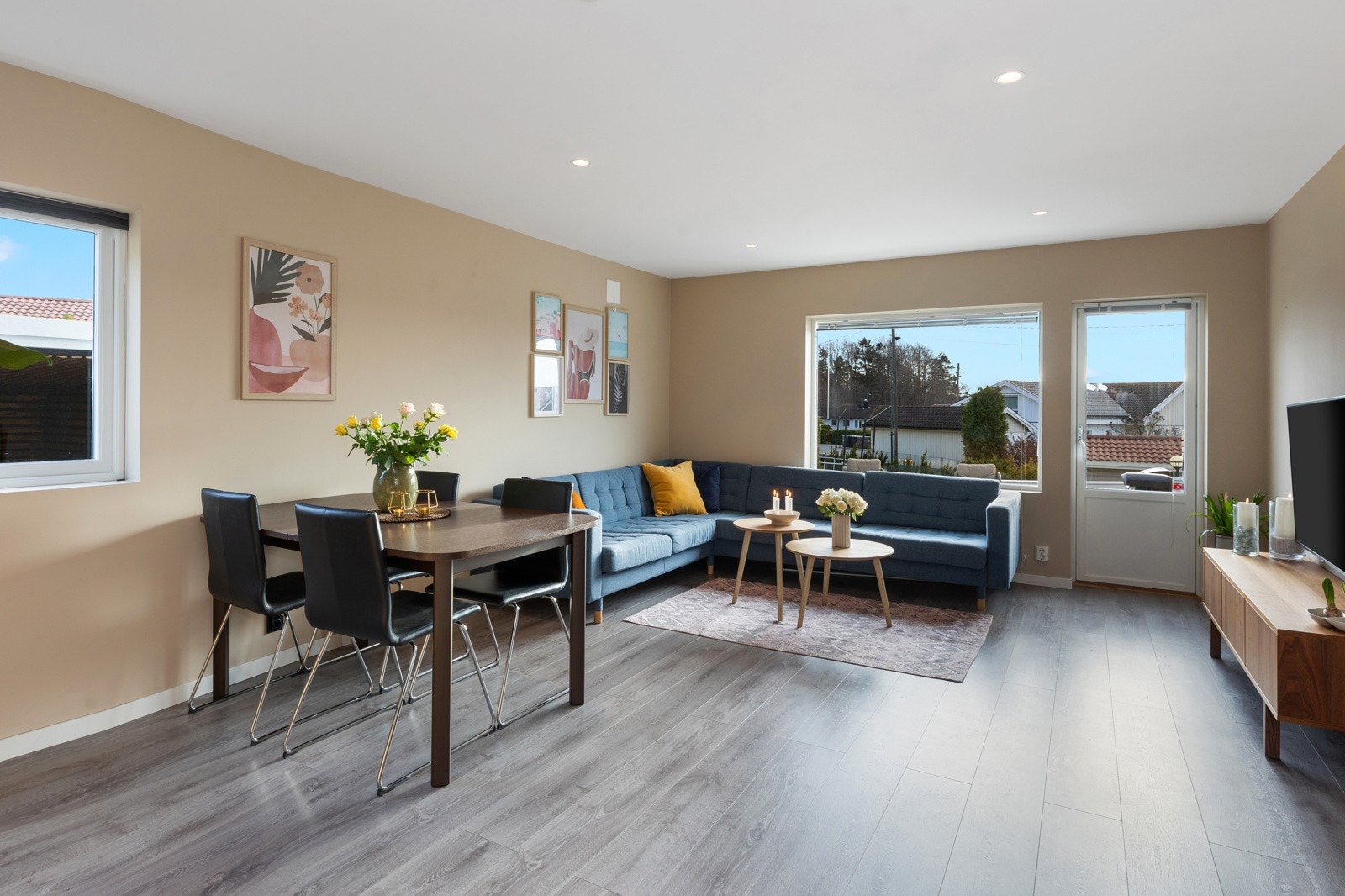 Når du trer inn i stuen, møtes du umiddelbart av de store vindusflatene som slipper inn rikelig med naturlig lys. Galleribilde