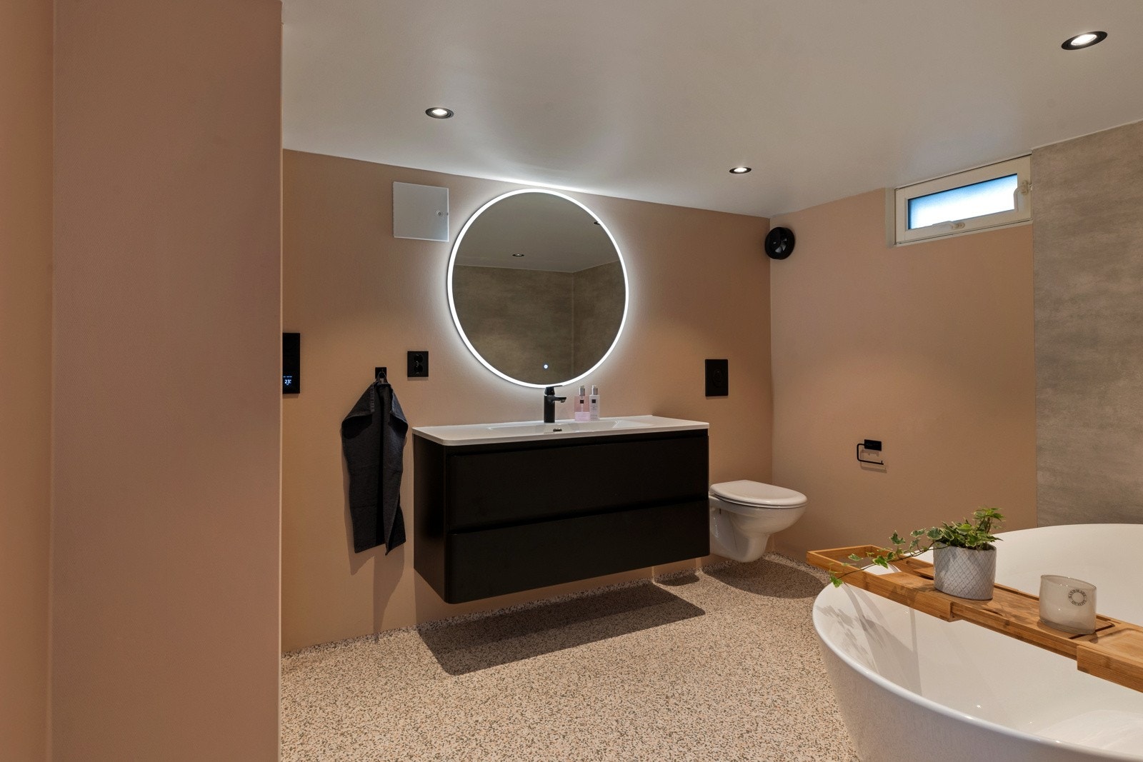 I kjelleren finner du et bad/vaskerom fra 2022 med en smart planløsning. Rommet er delt av en vegg som skiller badet fra vaskerommet. Galleribilde