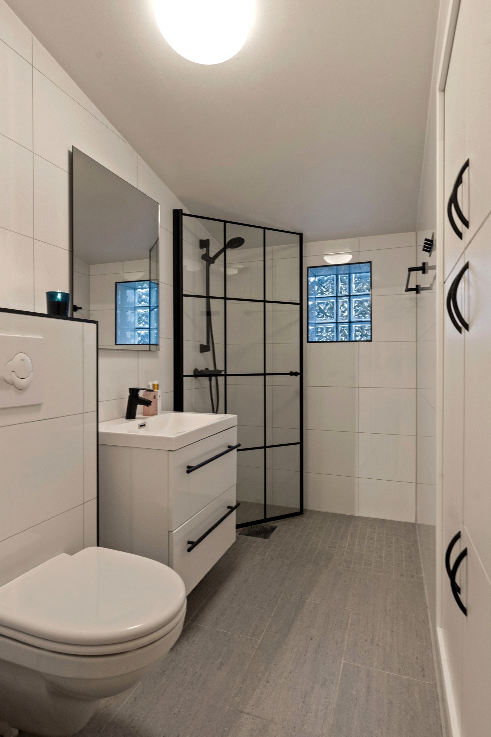 Boligen byr på et pent bad i 2. etasje med flislagte gulv og vegger, samt behagelige varmekabler for en lun og komfortabel opplevelse. Galleribilde