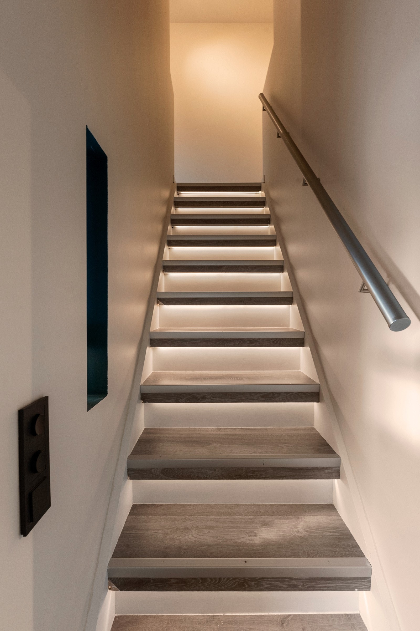 Trappper med belysning under hvert trinn. Galleribilde