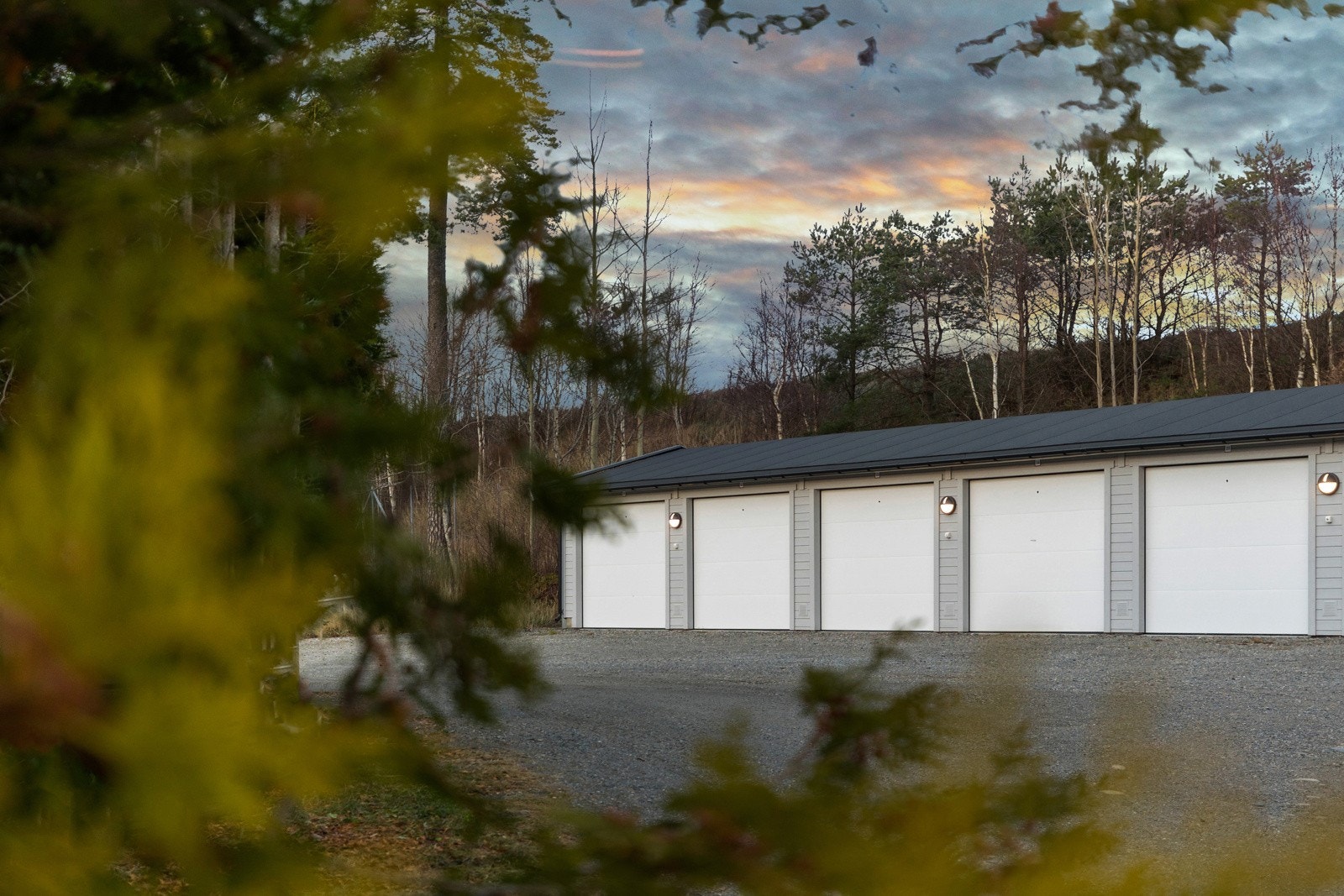 Det medfølger en garasje i felles garasjerekke og en biloppstillingsplass på felles gårdsplass. Galleribilde