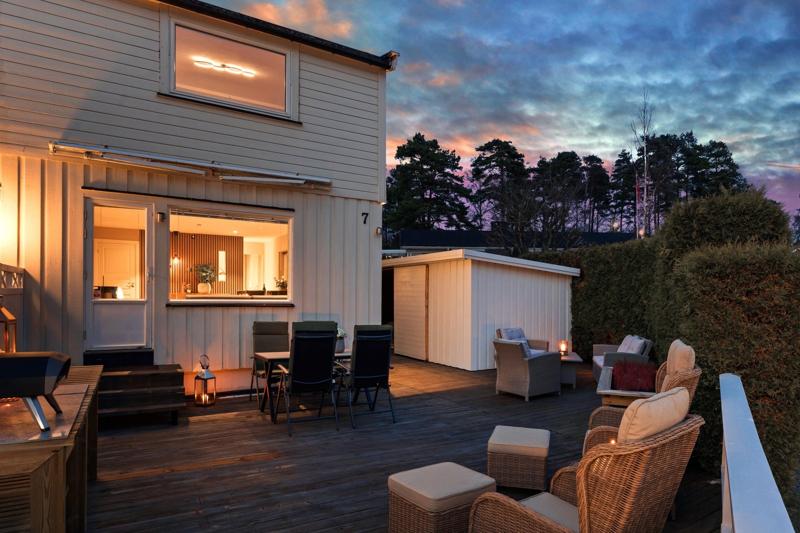 Fra stuen har du direkte adkomst til en imponerende terrasse på hele 70 m², som blir en naturlig forlengelse av oppholdsrommet på sommerstid. Galleribilde