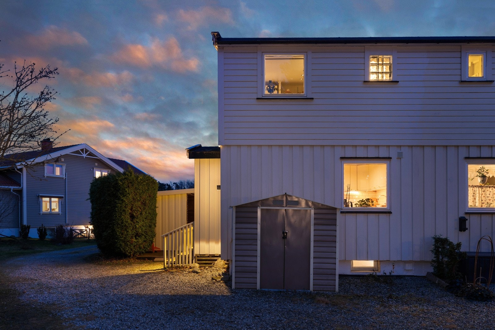 Boligen ligger usjenert til i borettslaget med en endeplassering. Galleribilde