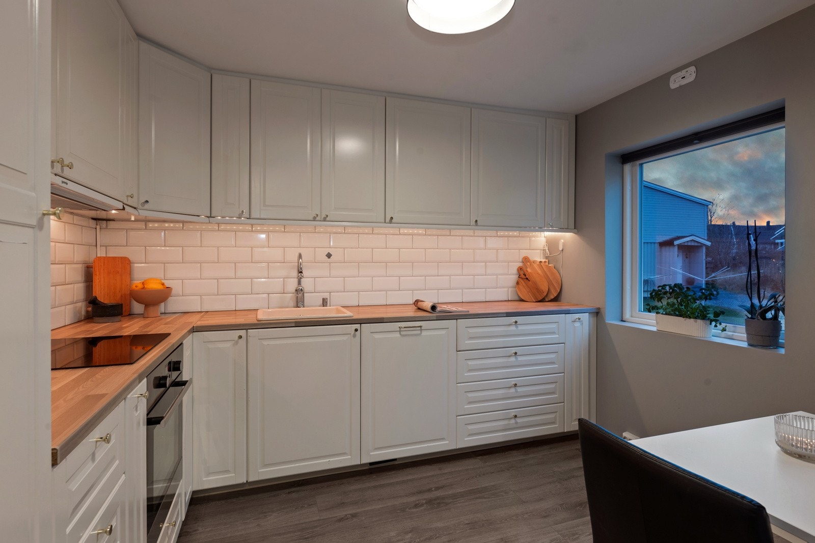 Det er direkte adkomst fra gangen og inn på kjøkkenet. Klassisk innredning fra IKEA. De takhøye, profilerte frontene gir et klassisk preg samtidig som de utnytter plassen maksimalt. Alle hvitevarer medfølger på kjøkkenet. Galleribilde