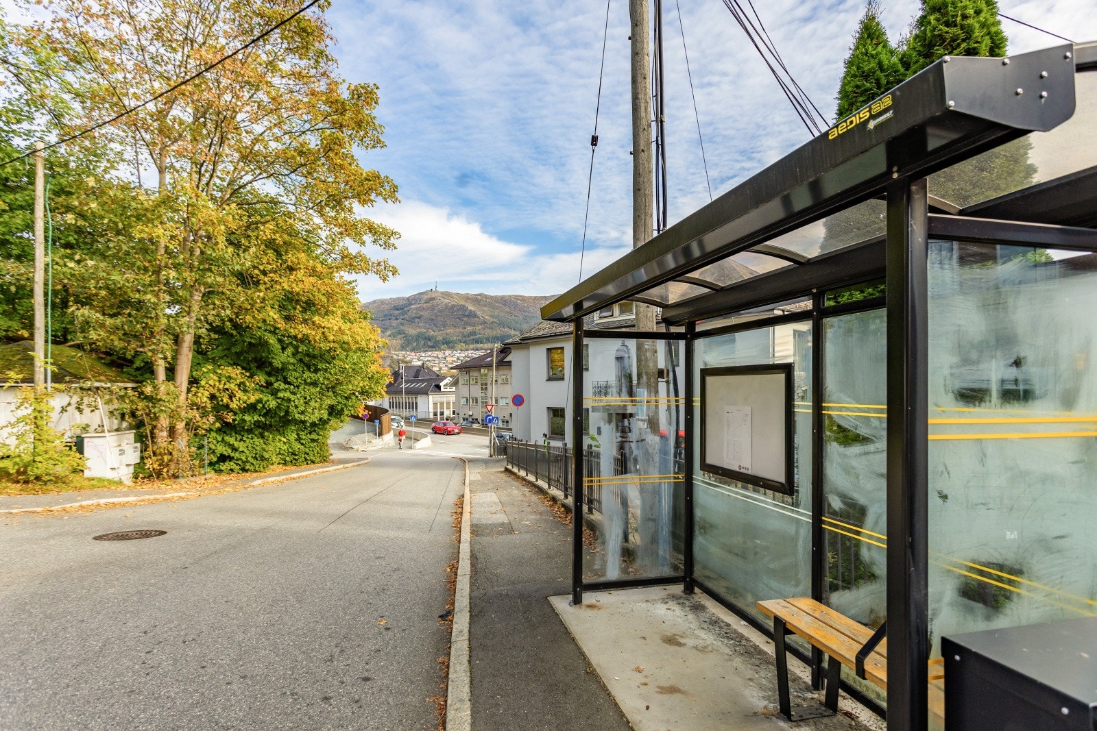 Kort vei til busstopp som gir deg tilgang til både nord og sør. Galleribilde