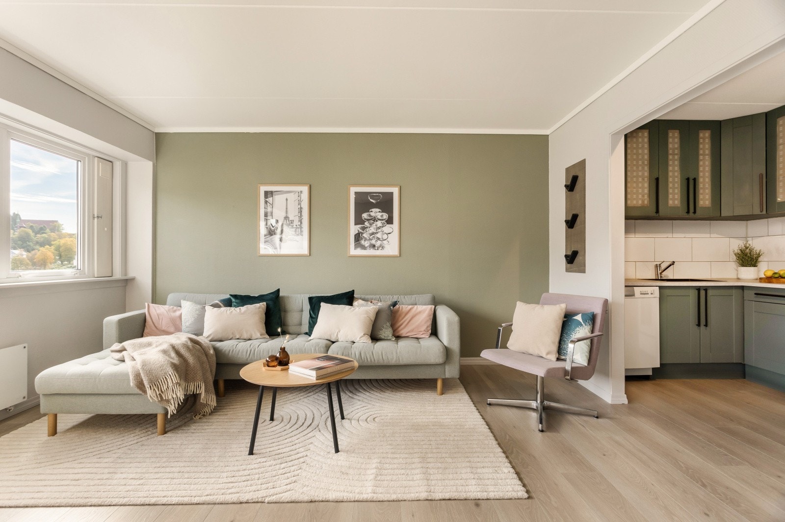 Med en åpen kjøkkenløsning er det både praktisk og sosialt. En halvvegg deler naturlig rommet i soner. Galleribilde