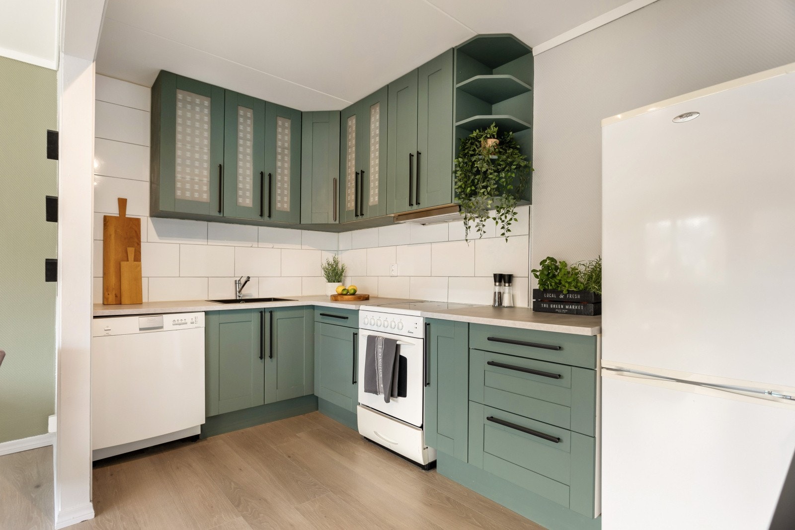 Parktisk og moderen kjøkken fra IKEA malt i en moderene grønntone. Galleribilde