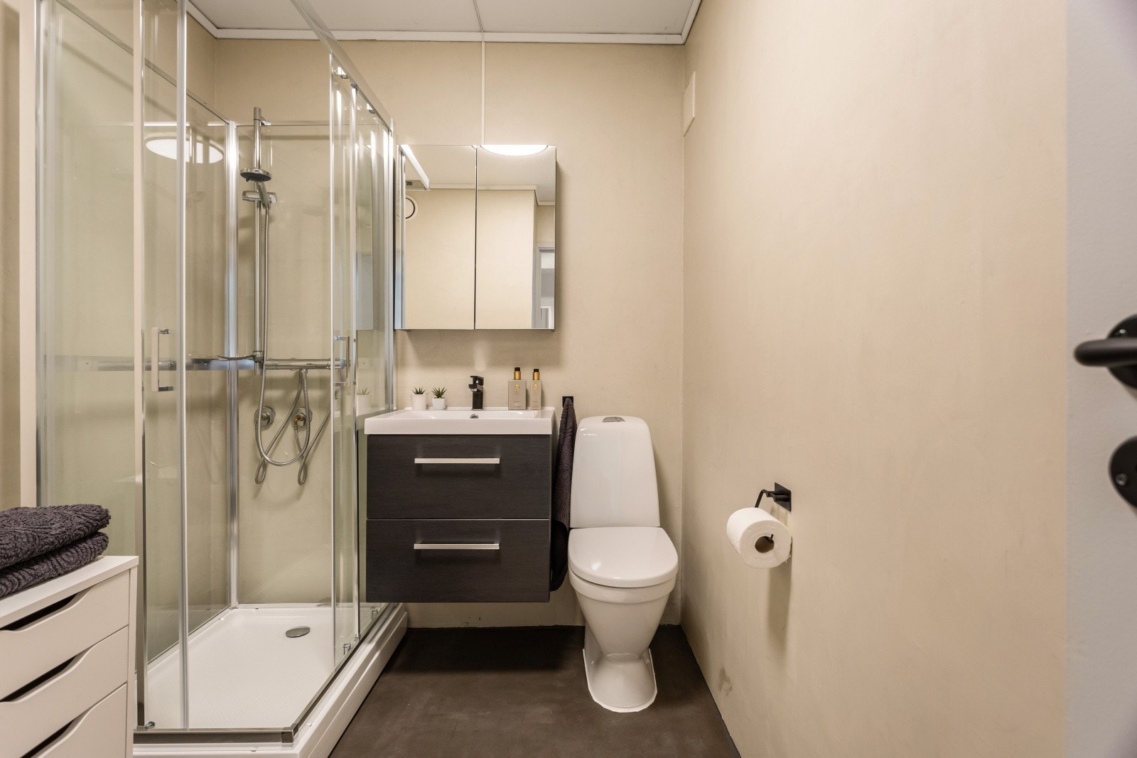 Badet er av praktisk størrelse og har blitt oppgradert med dusjkabinett og mikrosement av eier. Galleribilde