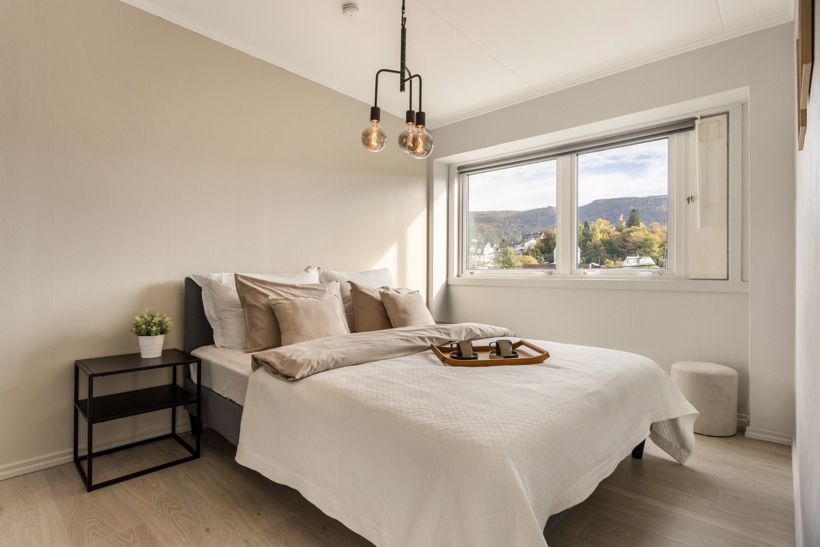 Soverommet er av det generøse slaget med god plass til dobbeltseng og nattbord. Galleribilde