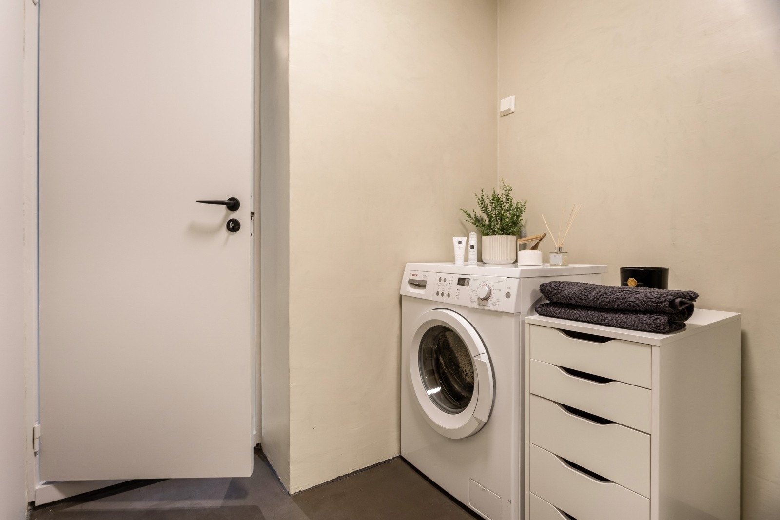 Opplegg for både vask og tørk. Varmekabler i gulvet. Galleribilde