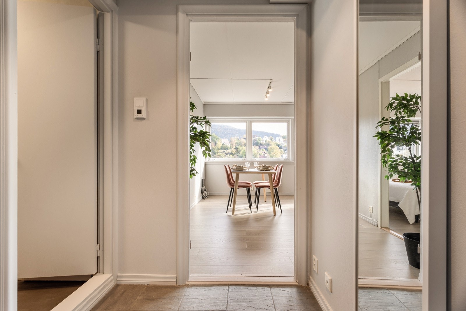 Praktisk entré med plass til yttertøy og sko. Galleribilde