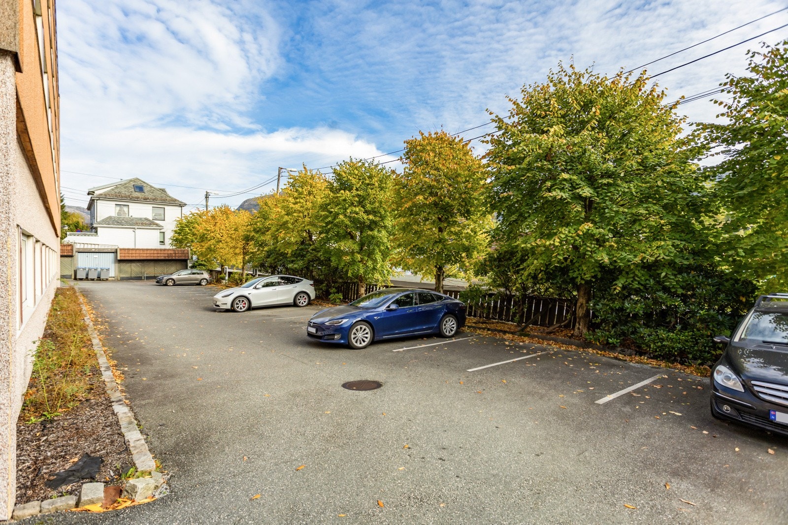 Meget gode parkeringsmuligheter også mulighet for lading av EL-bil. Galleribilde