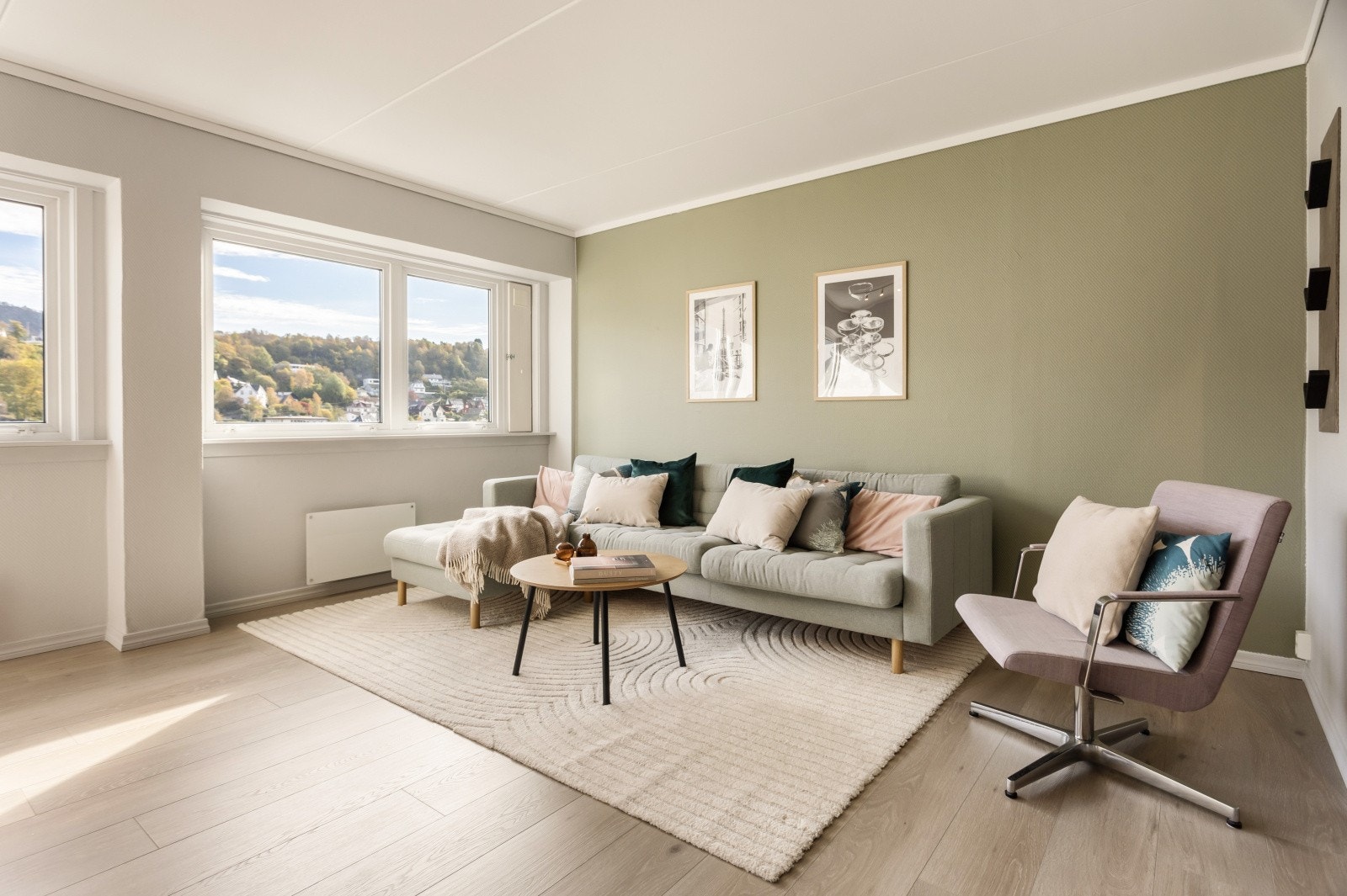 God plass til sofagruppe. Legg merke til den gode utsikten fra vinduene! Galleribilde