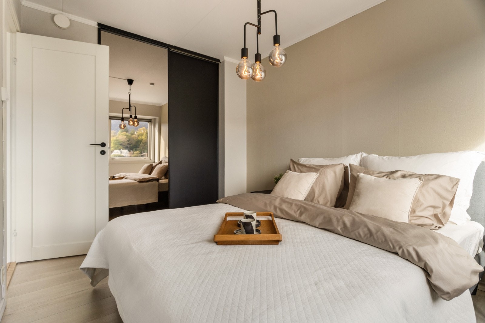 Praktisk og romslig skyvedørsgarderobe. Galleribilde