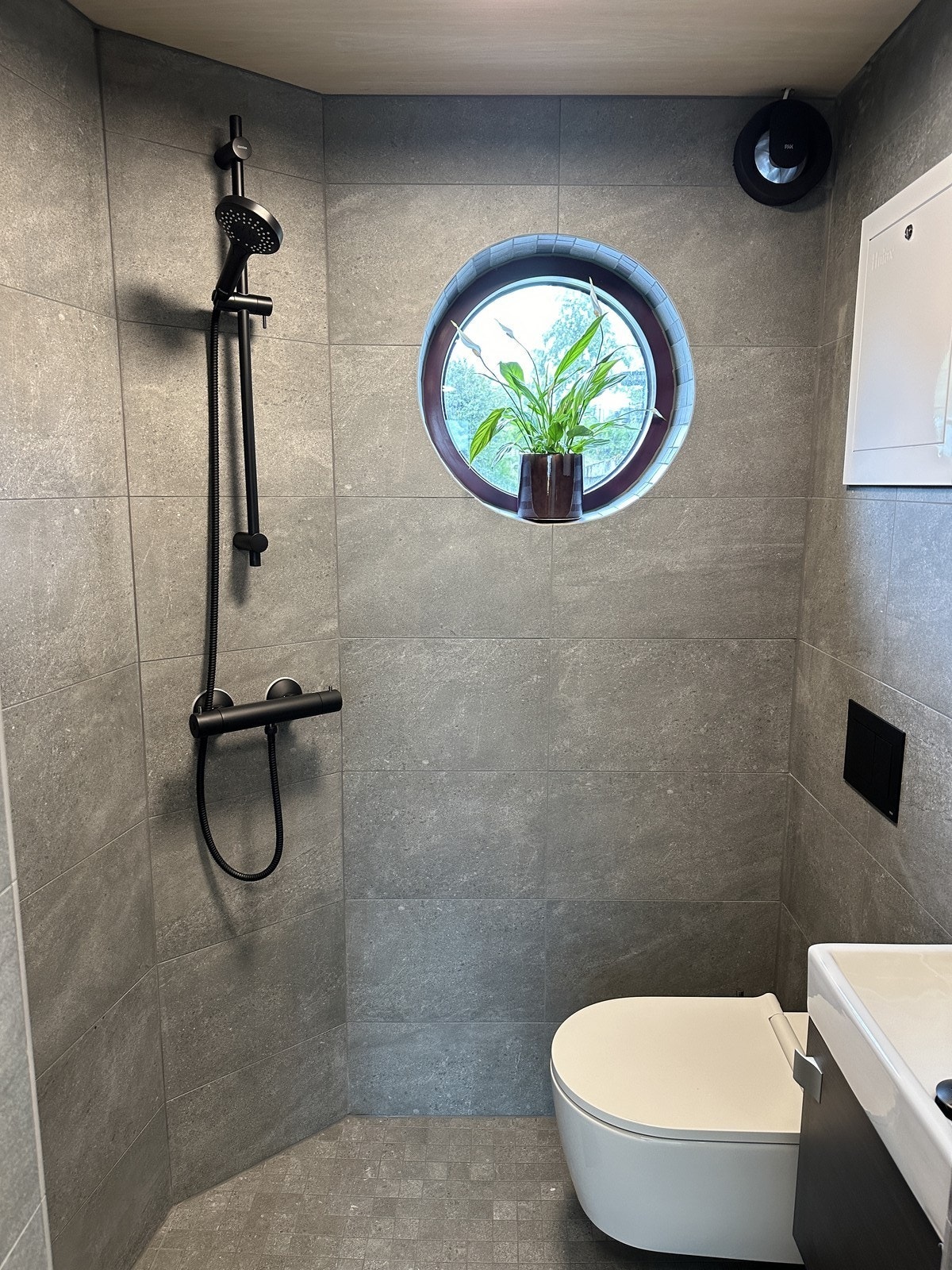 Moderne toalettrom med dusj Galleribilde