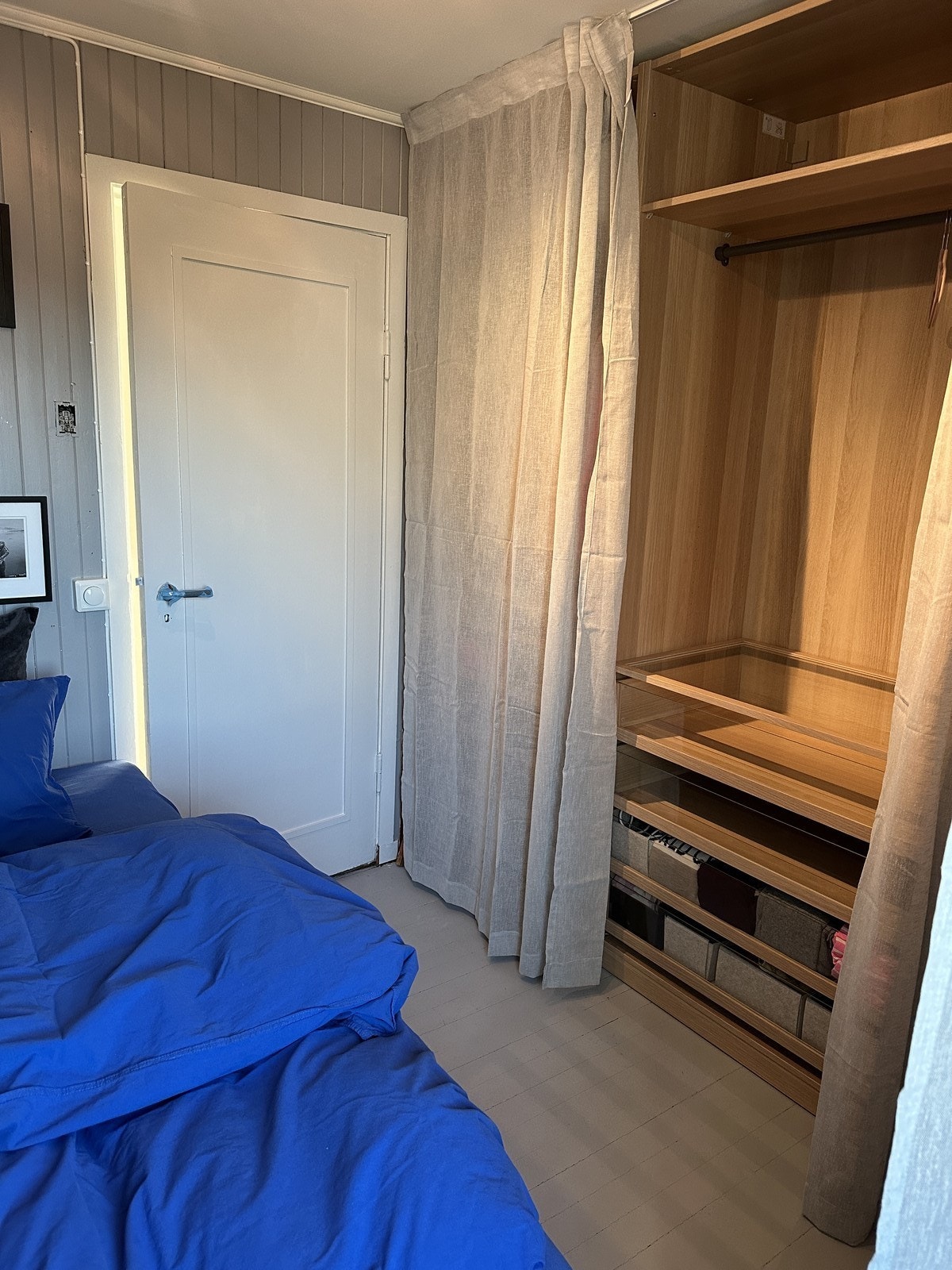 Det er også plassbygde skap fra Ikea med rikelig plass til oppbevaring Galleribilde