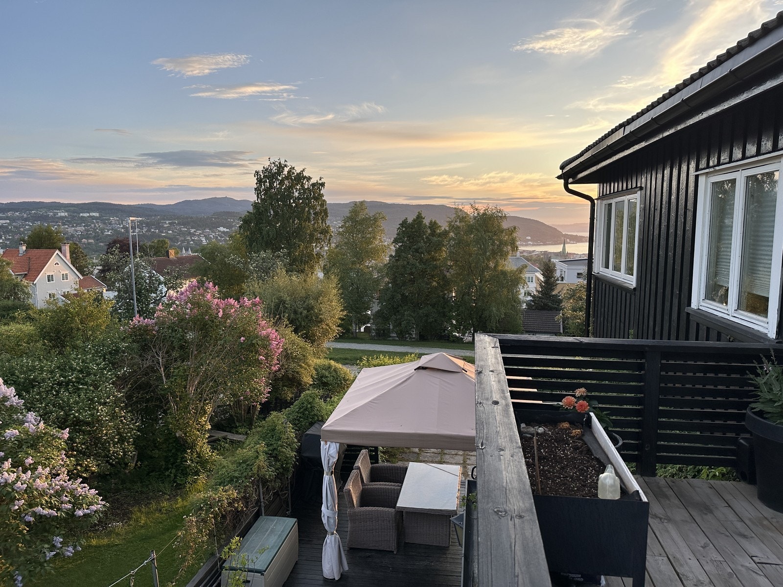 Her har du også en nydelig utsikt over Trondheim, med et glimt av Trondheimsfjorden. Galleribilde