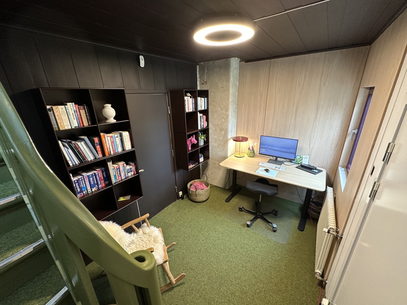 Fra entreen kommer du inn til leilighetens egne bibliotek/kontorområde Galleribilde