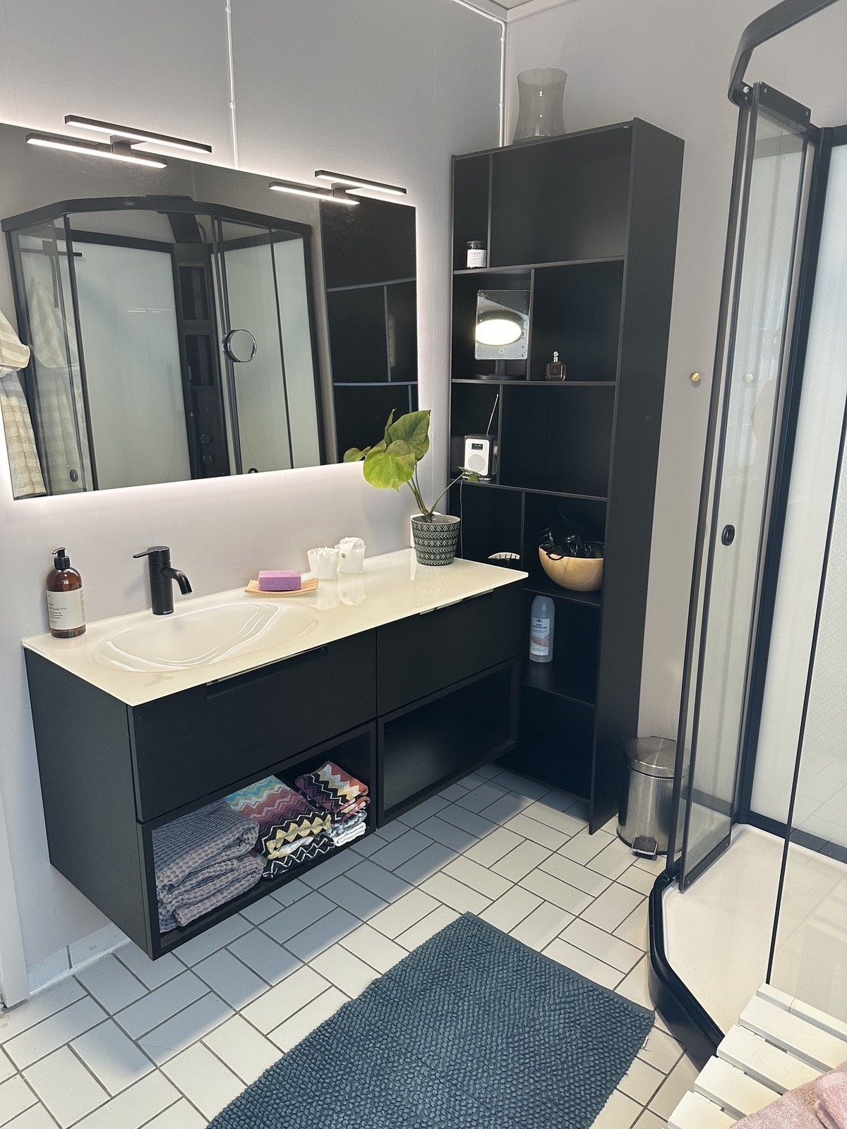 Badet er nyere oppdradert med moderne interiørvalg Galleribilde