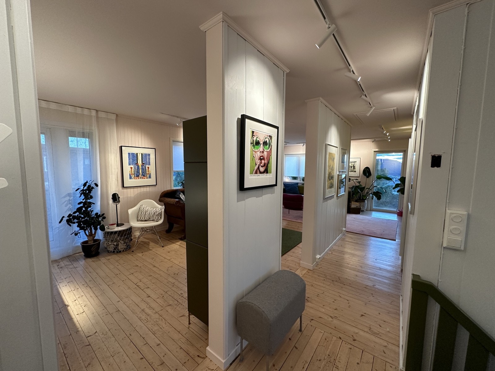 Videre opp trappen kommer du direkte inn til stue/kjøkkenområde med spreke farger og unik kunst Galleribilde