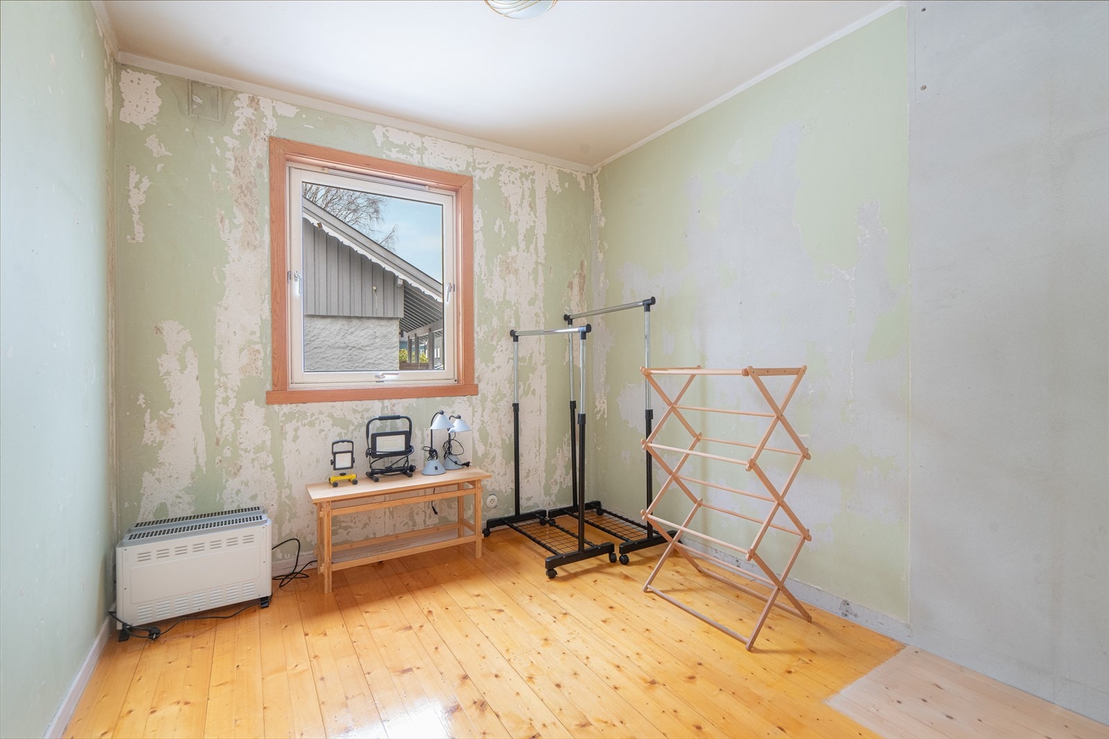 Lyst og romslig soverom, med fin plass til dobbeltseng og oppbevaringsmøblement. Galleribilde