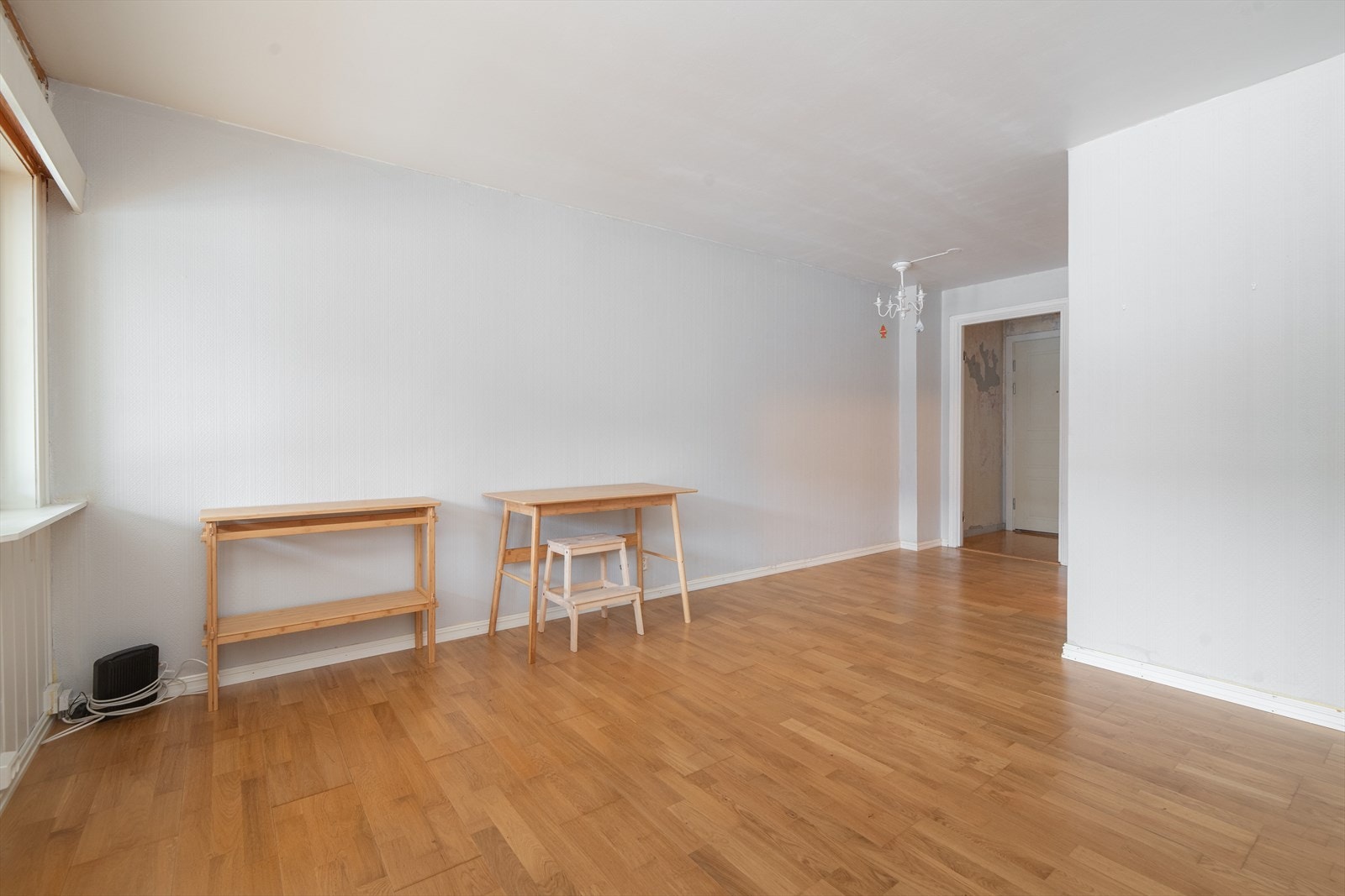 Vindusflatene tilfører stuen godt med naturlig lys og det er fin plass til sofagruppe og en mindre spisegruppe om ønskelig. Galleribilde