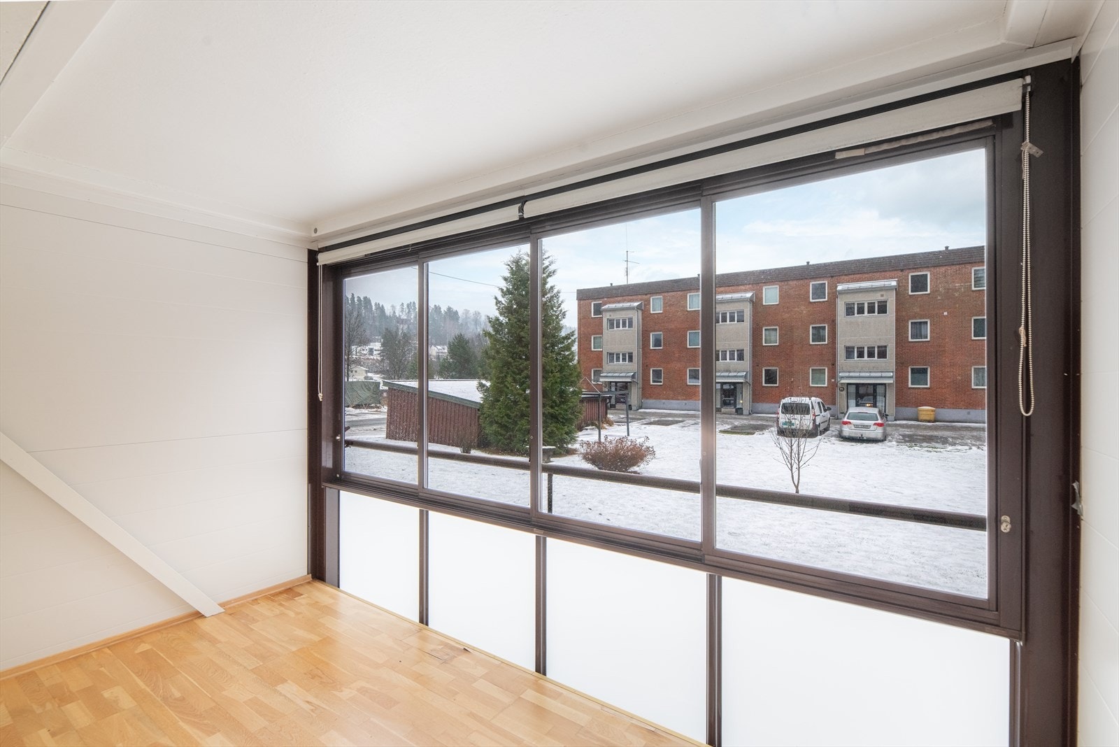 Leiligheten ligger i høy 1. etasje og er en praktisk leilighet i rolige omgivelser. Nærhet til Tinnelva og Notodden sentrum. Galleribilde