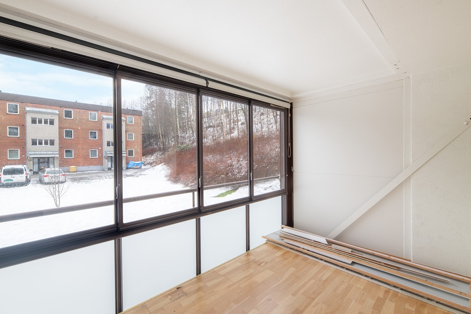 Leiligheten innehar en praktisk planløsning. Innglasset balkong mot syd, med fin plass til utemøblement og praktiske skyvevinduer. Galleribilde