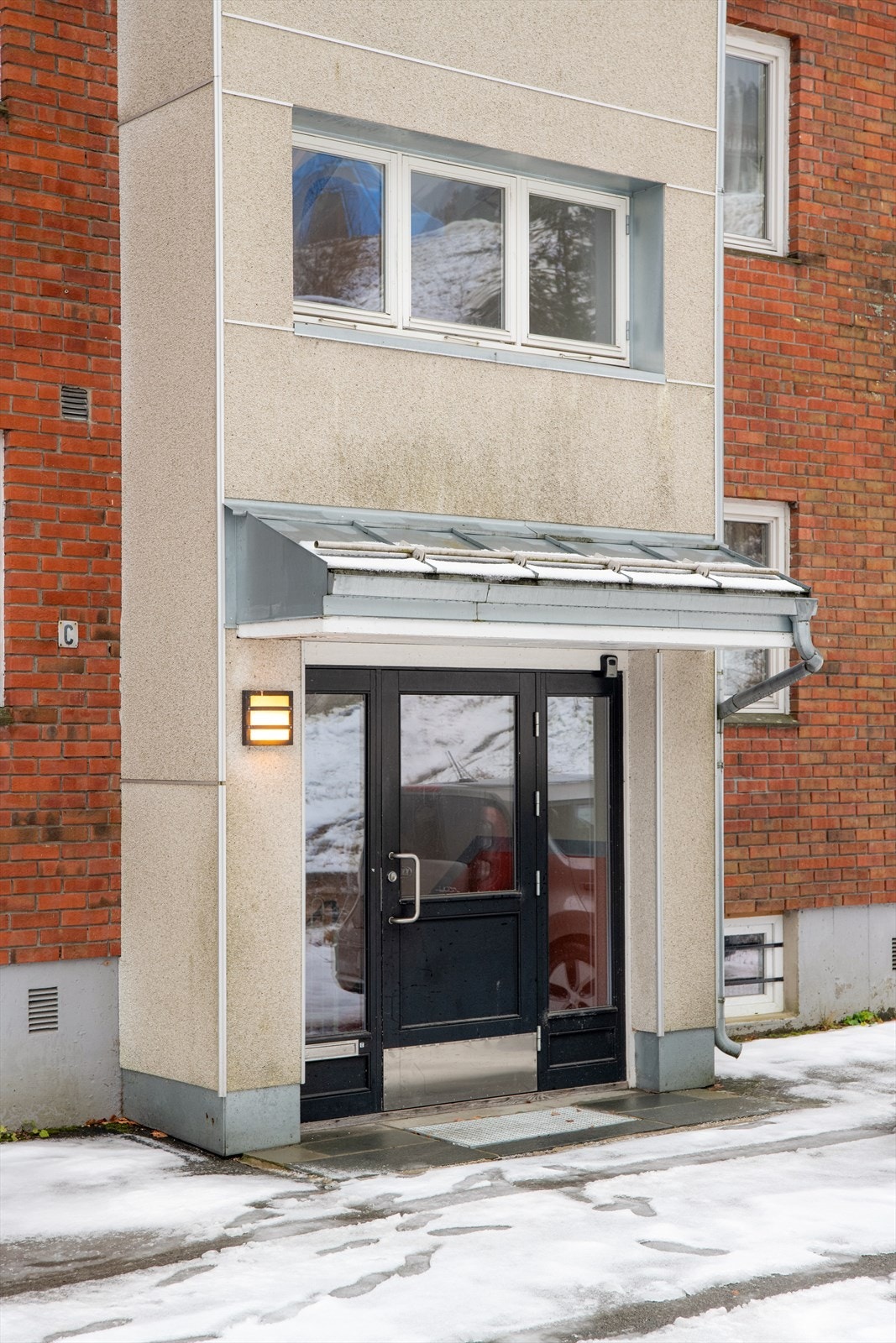 Leiligheten disponerer i tillegg to boder i kjeller. Borettslaget har felles, overbygget inngangsparti på bakkeplan. Galleribilde