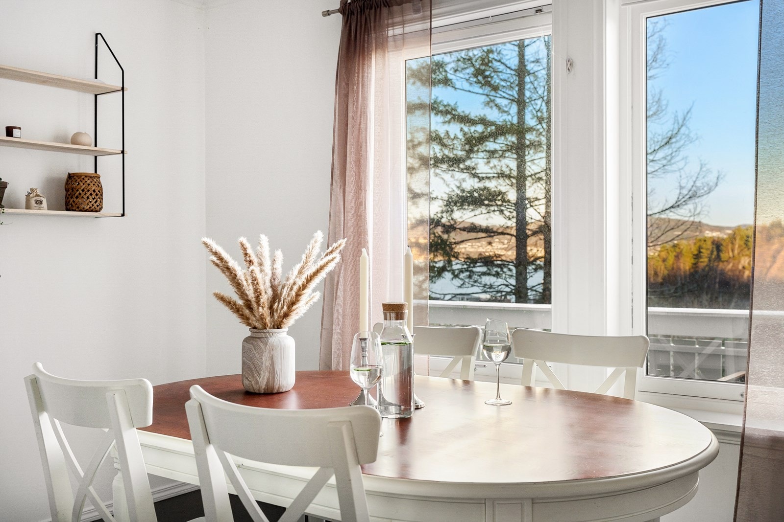 Huset har ellers plass til spisebord både i stue og på kjøkken. Galleribilde