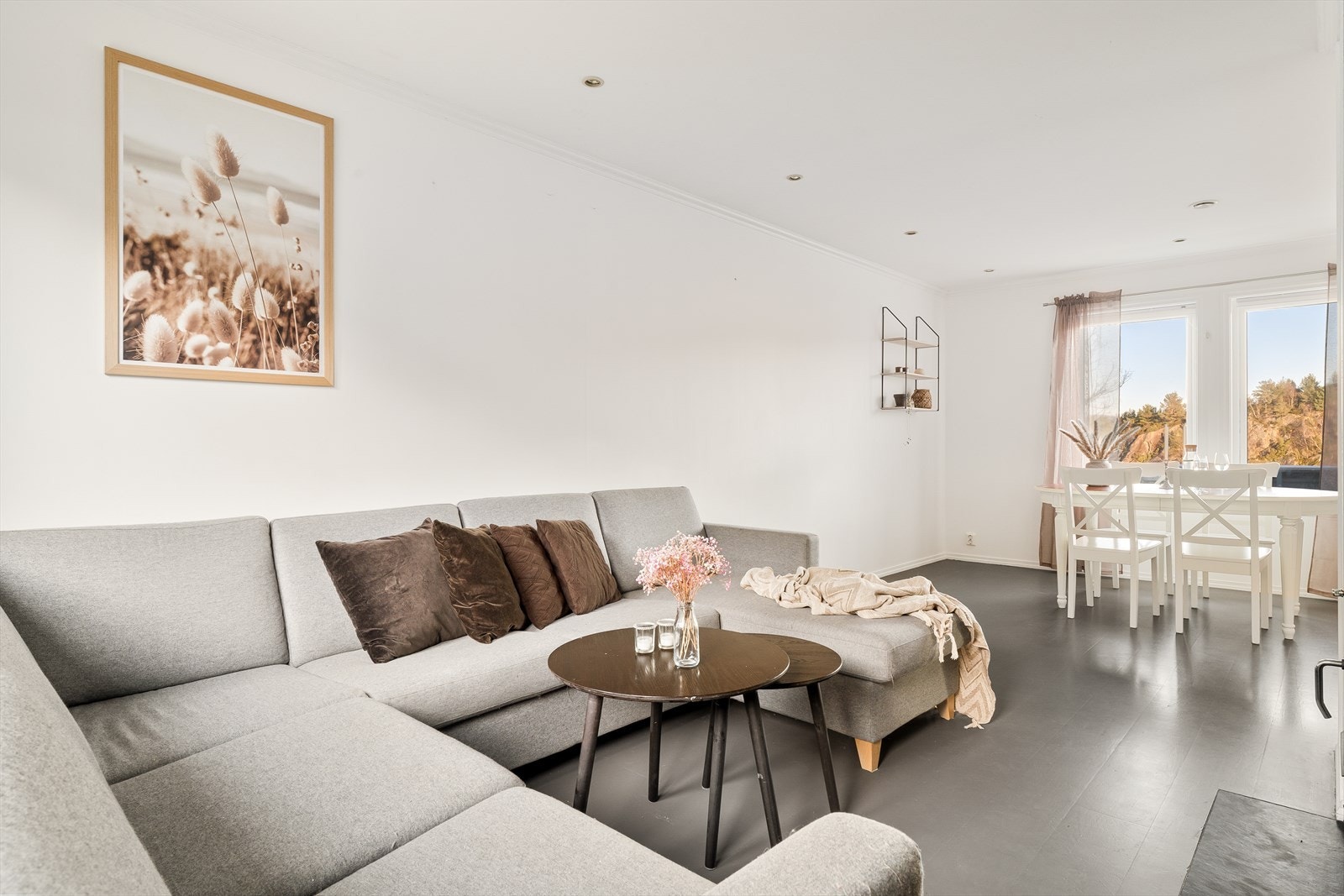 Oppholdsrommet har åpen planløsning mellom stue og spisestue, og det er gode, sosiale soner. Galleribilde