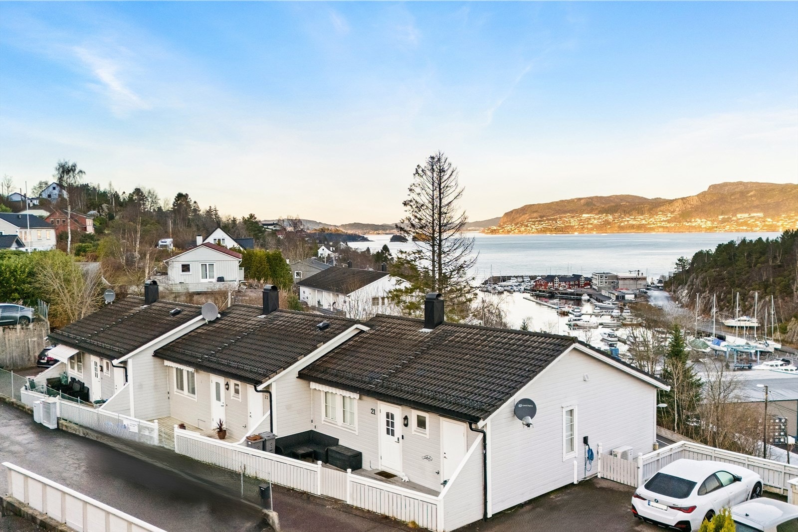 Boligen har medfølgende fast parkeringsplass, samt gjesteparkering langs muren. Vi ønsker velkommen på visning! Galleribilde