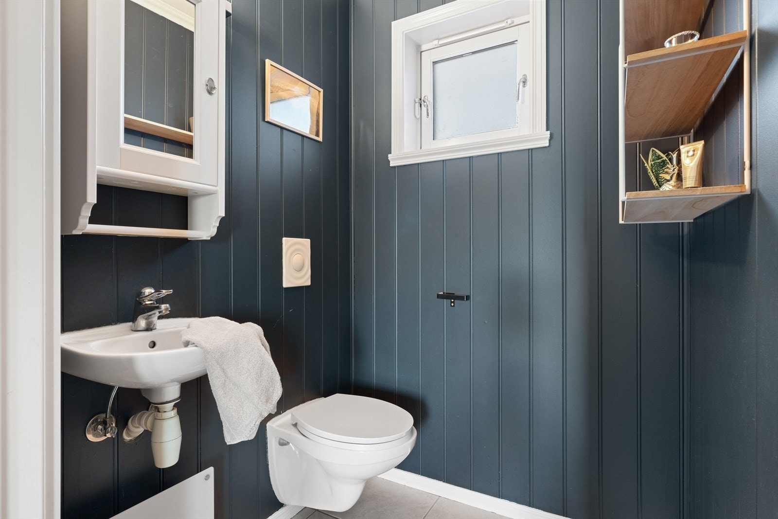 Også praktisk med toalettrom i hovedetasje, uavhengig om det er gjester eller barn som løper inn og ut! Galleribilde